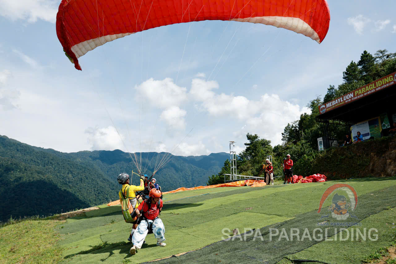 The moment of take-off at Khau Pha Pass