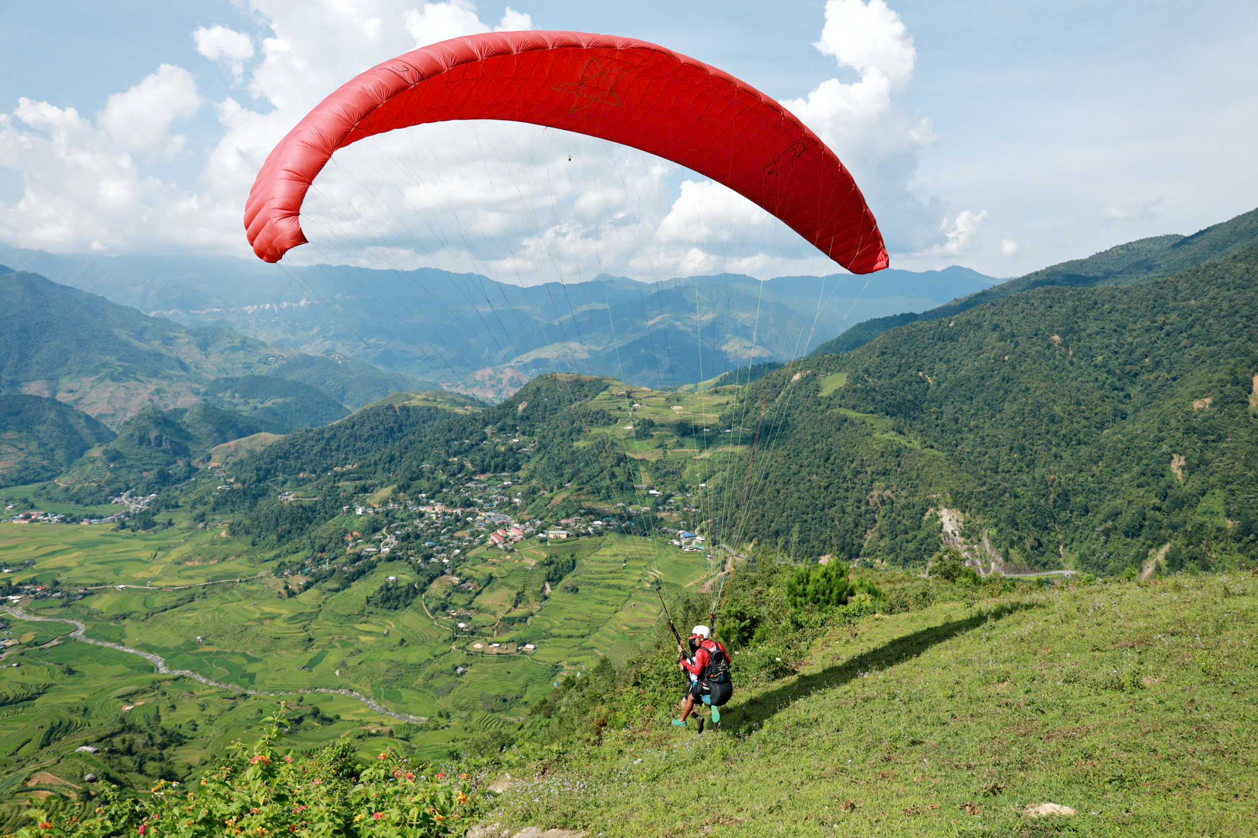 A busy day in the life of a Vietnamese paraglider pilot