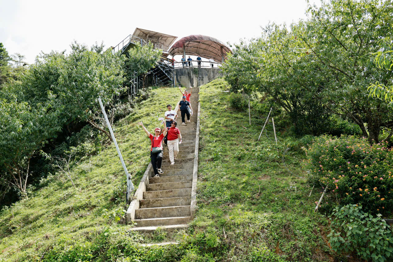 A busy day in the life of a Vietnamese paraglider pilot