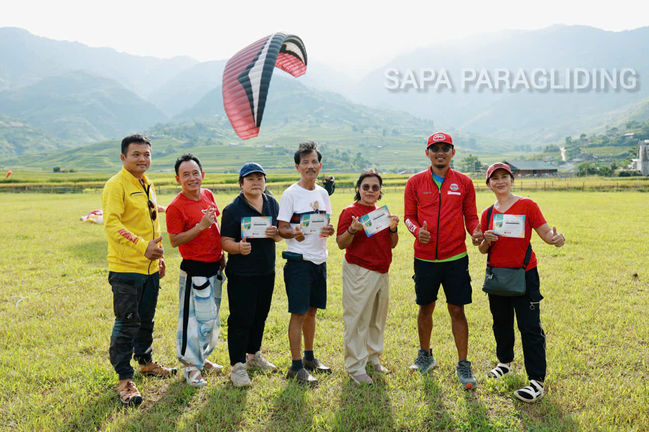 Passengers taking photos at the Lim Mong landing field