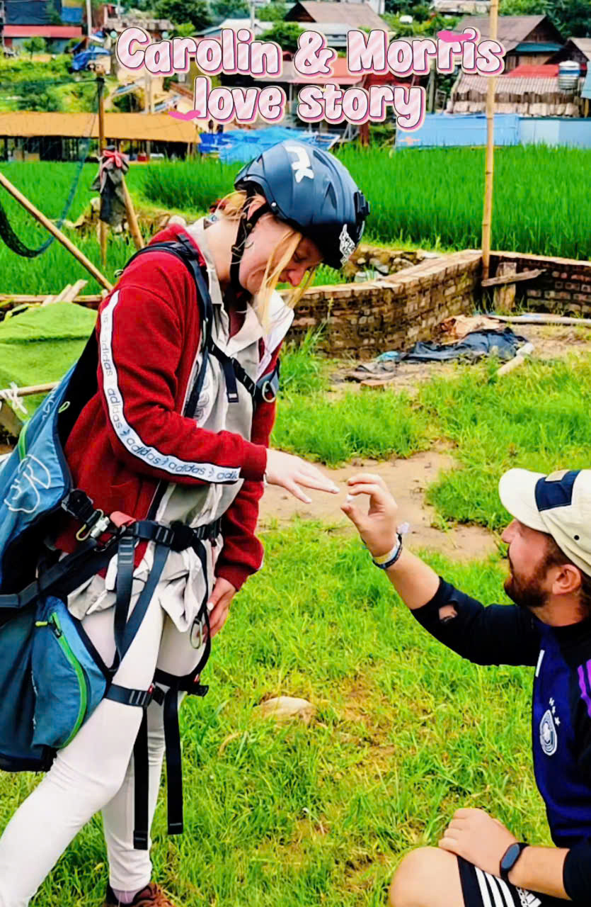 A couple getting engaged at the Sapa paragliding landing field