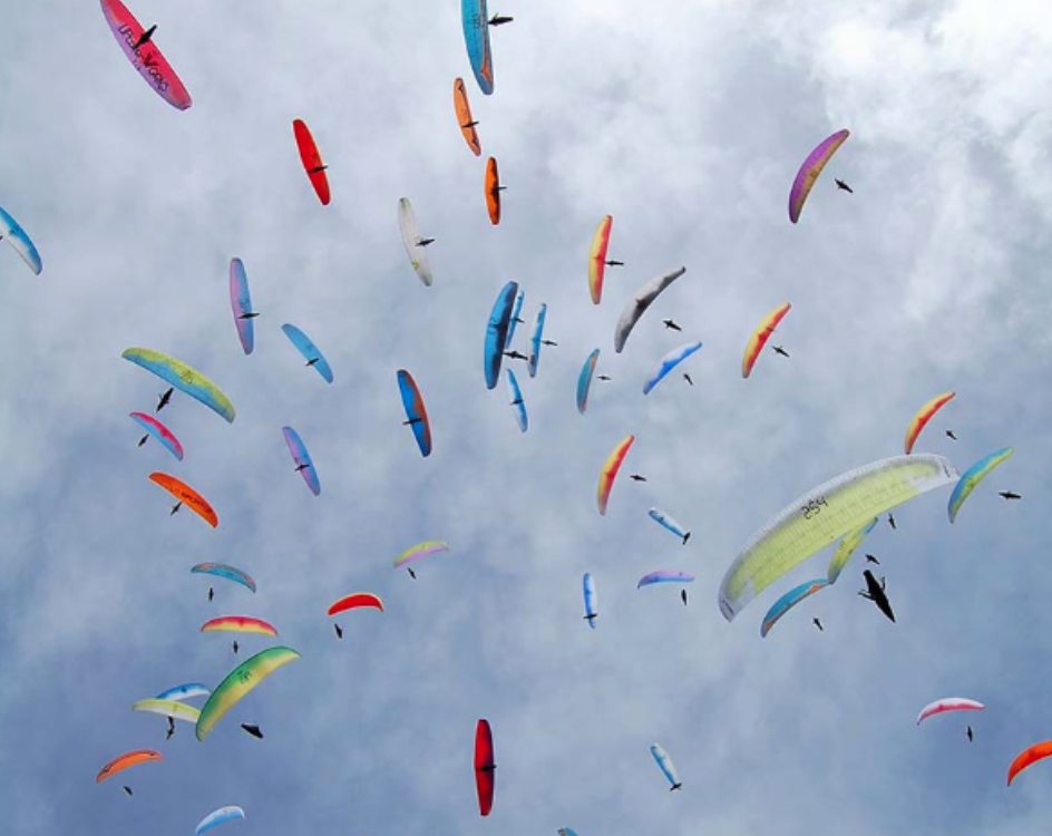 Pilots climbing together in a thermal during a competition