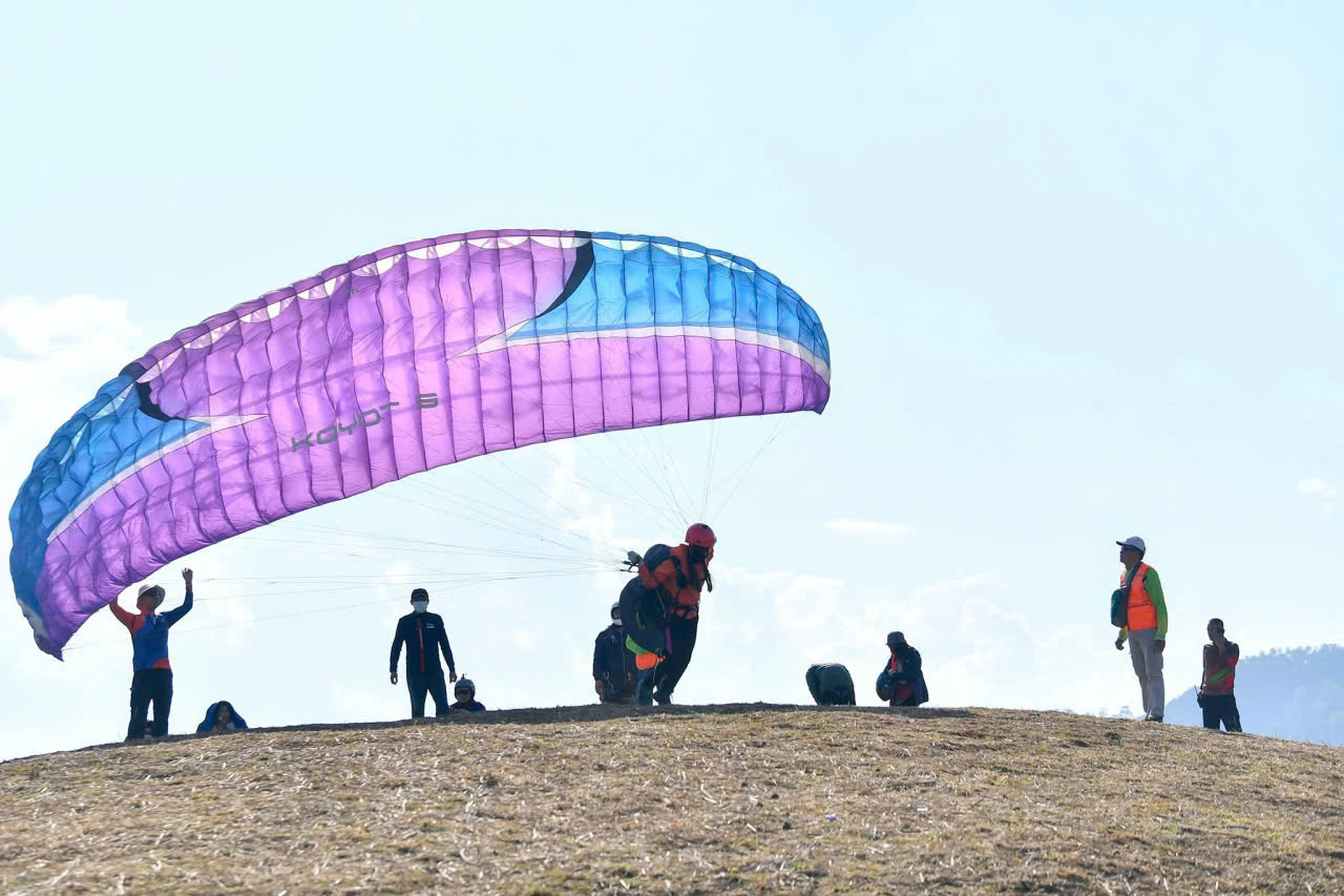 A student pilot launching under instructor supervision