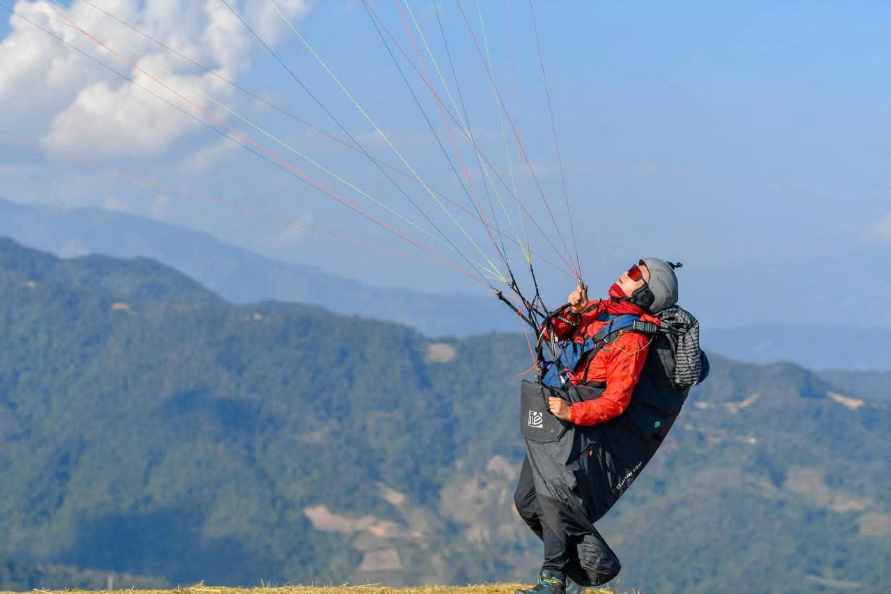 Experienced pilots at the Muong Lay flying site in Dien Bien