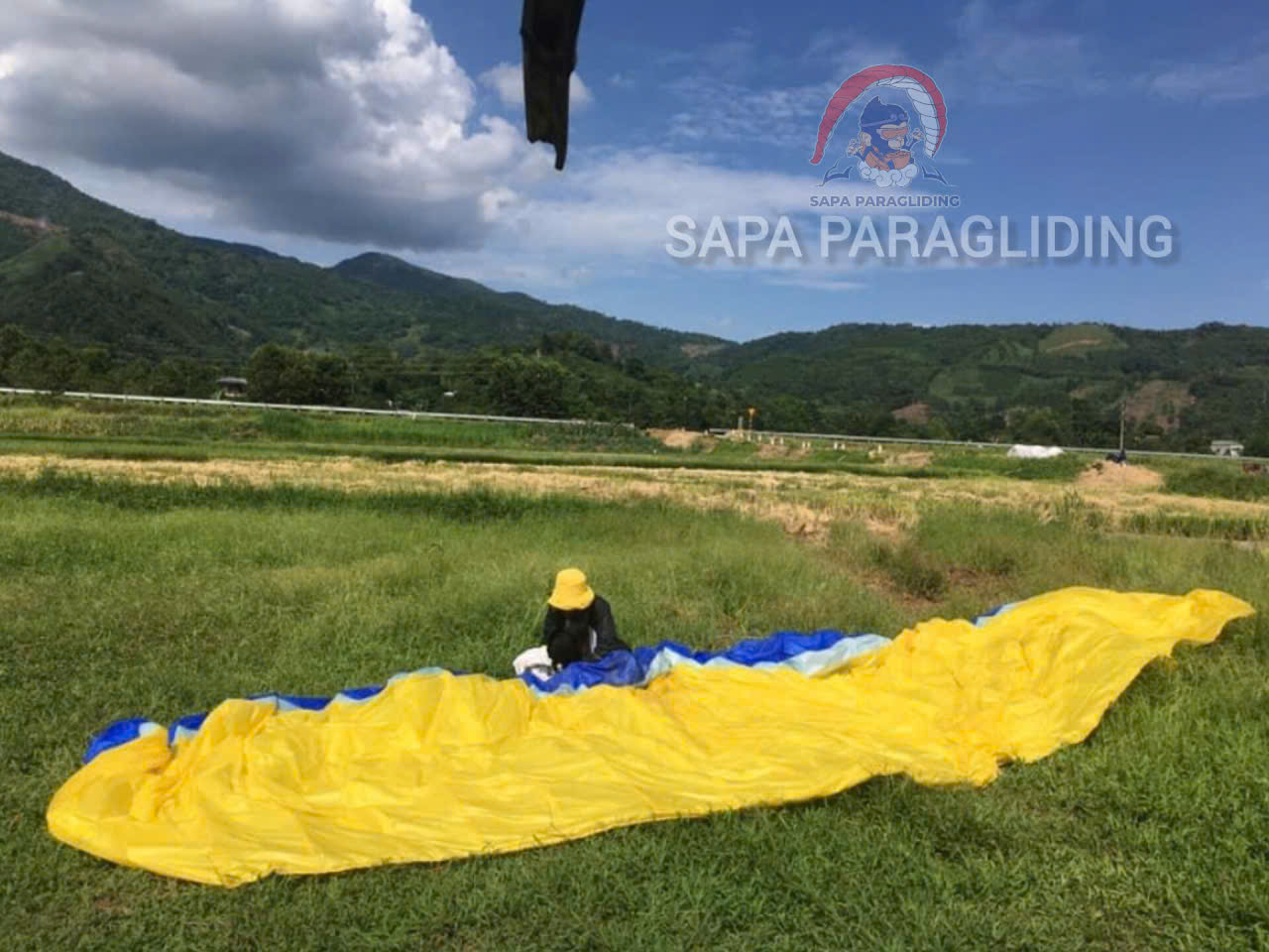 A student pilot inspecting the canopy before flight