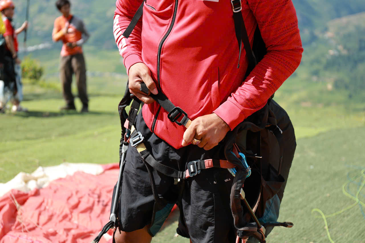 Checking the harness before a paragliding flight