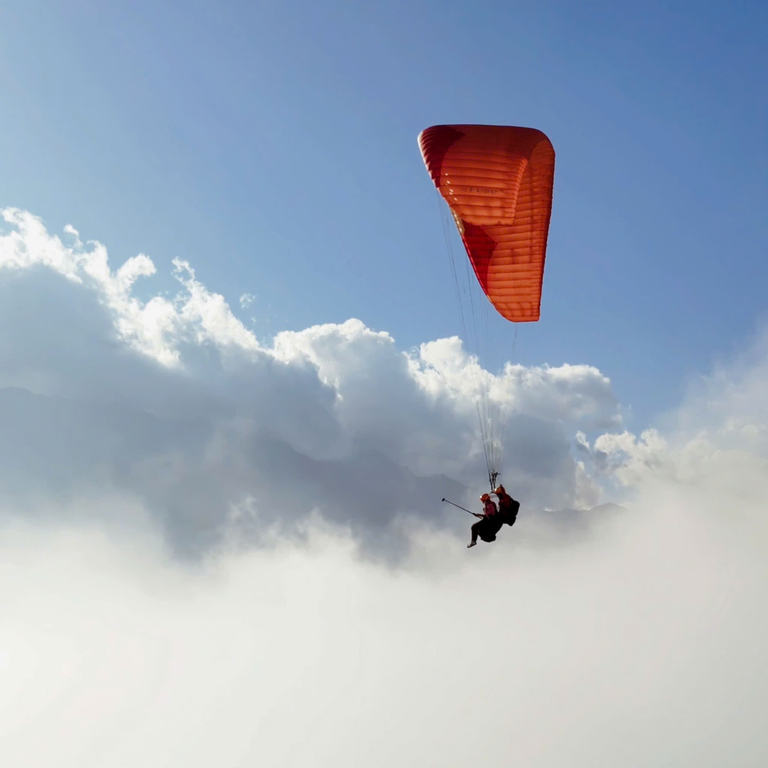 Chasing a sea of clouds by paraglider in Sapa