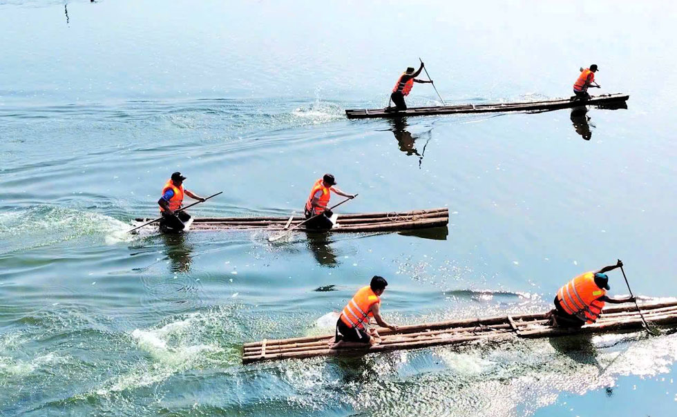 A sightseeing tour on Thac Ba Lake