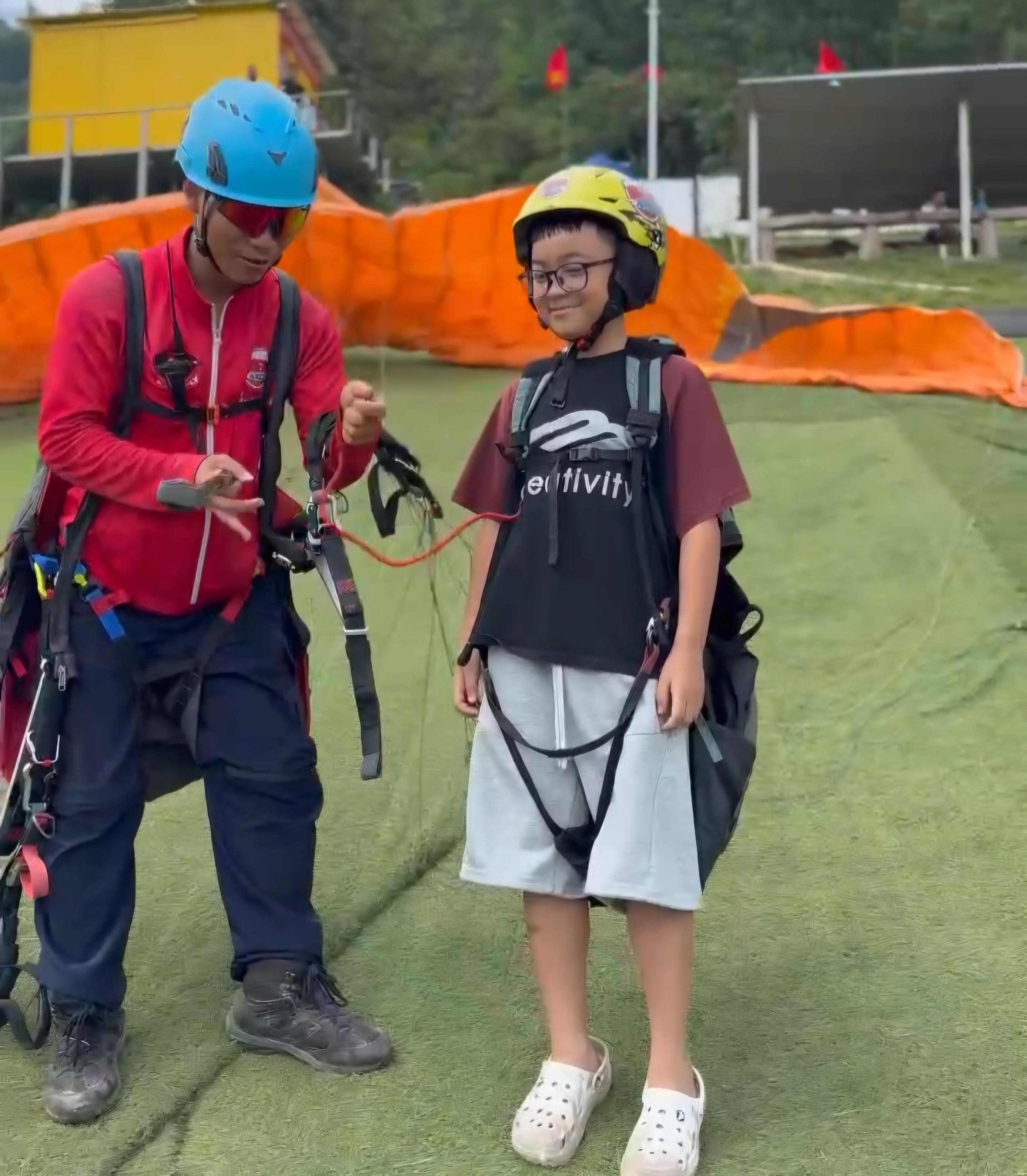CAN A 3-YEAR-OLD GO PARAGLIDING?