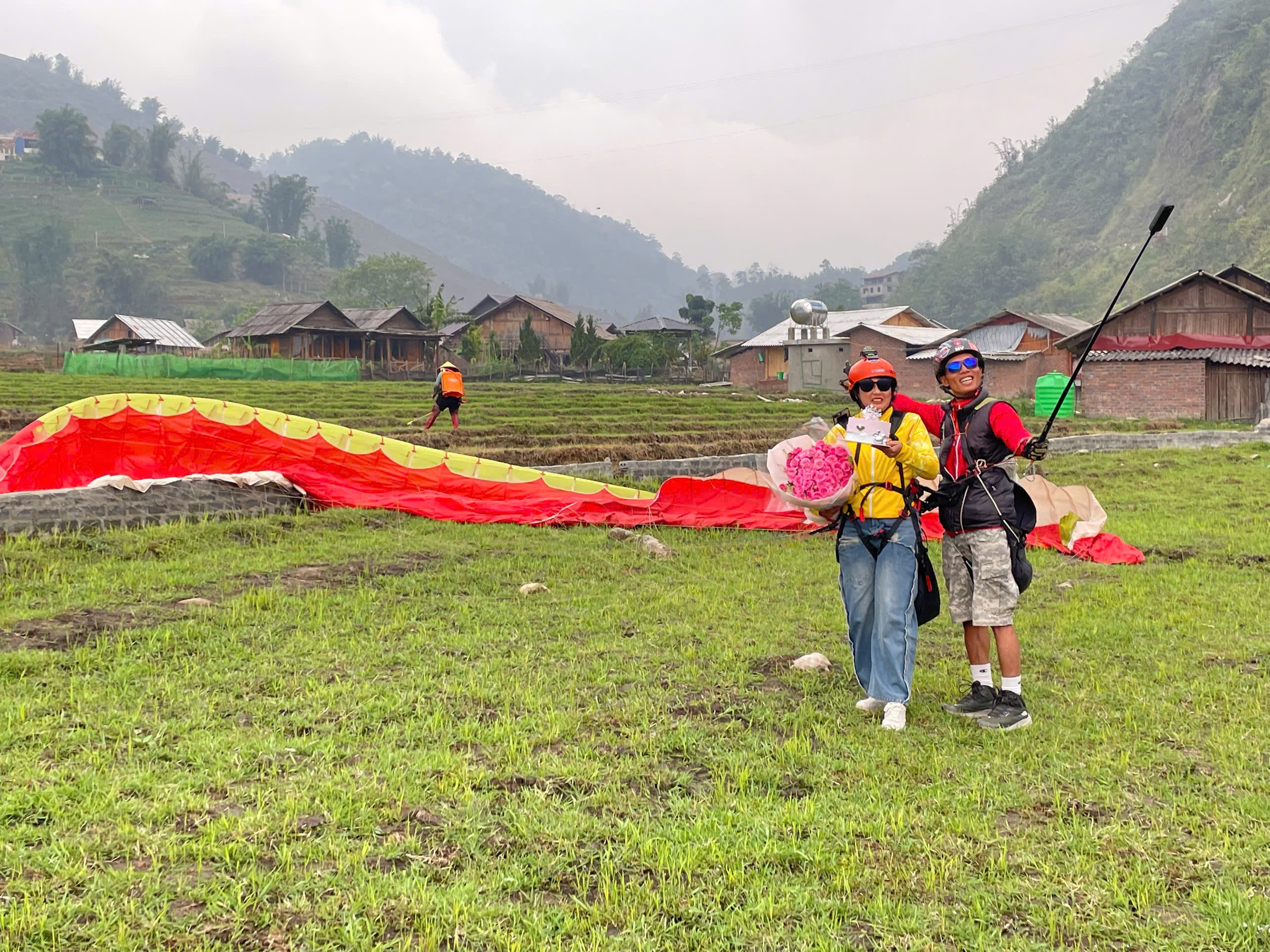 Chụp ảnh sau khi hạ cánh