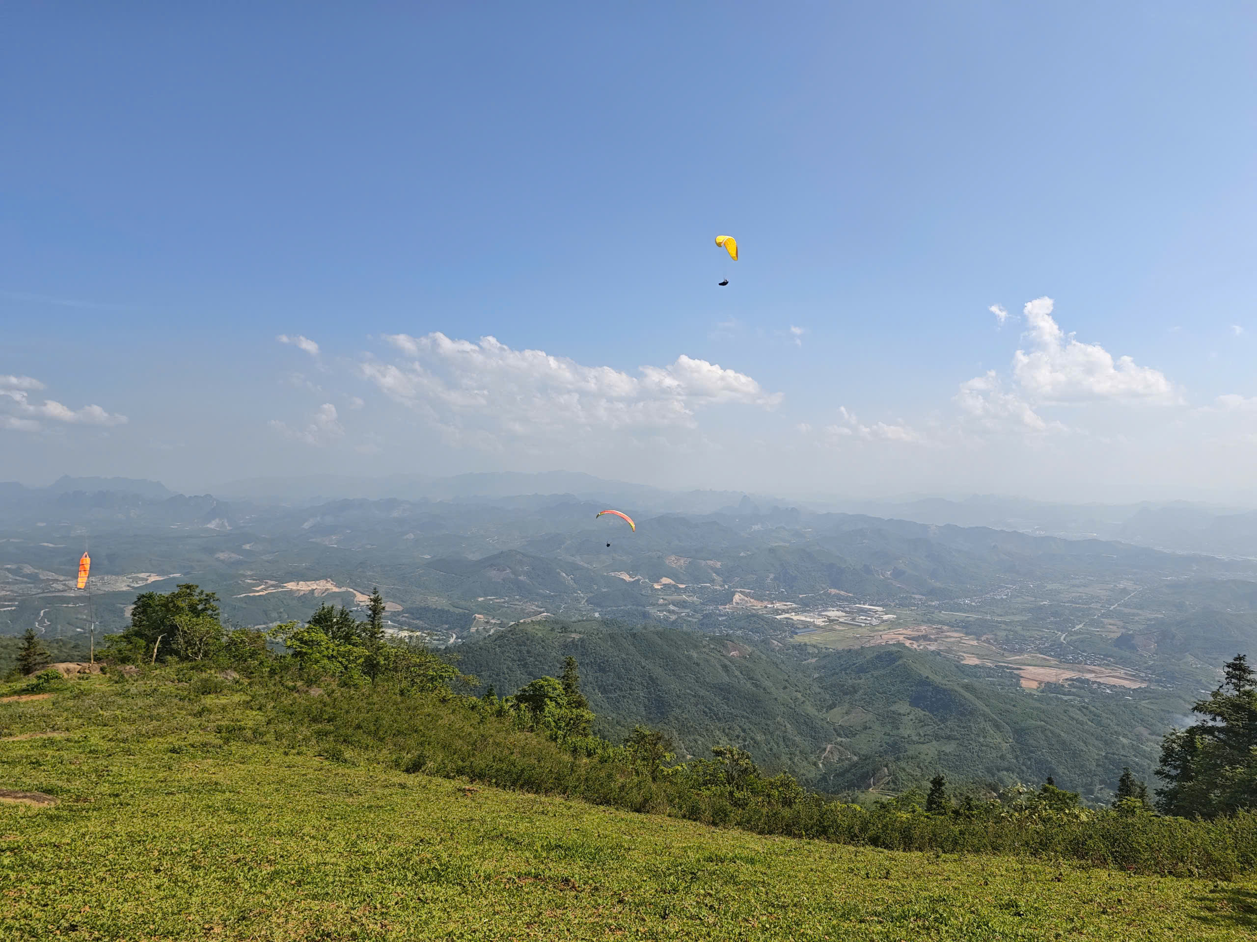 Paragliding in Hanoi - Highest Takeoff Point (Vien Nam Mountain)