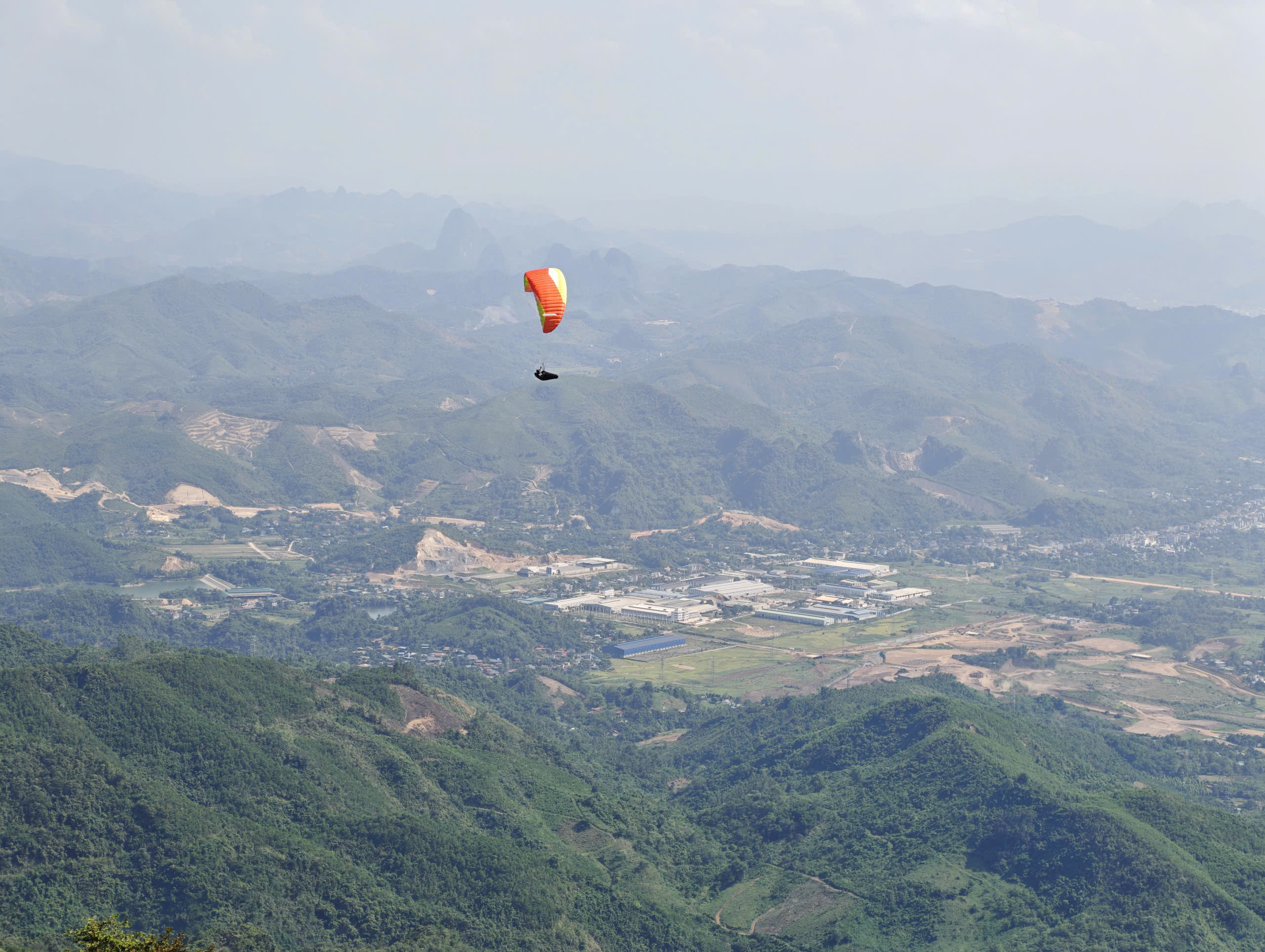Paragliding in Hanoi - Highest Takeoff Point (Vien Nam Mountain)
