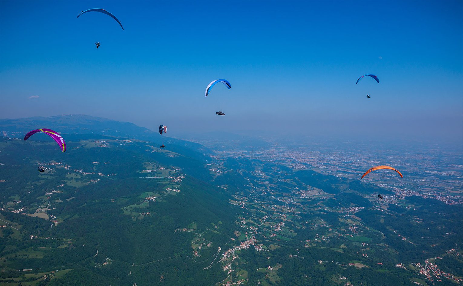 Pilots thermalling to the west of launch during the SRS competition