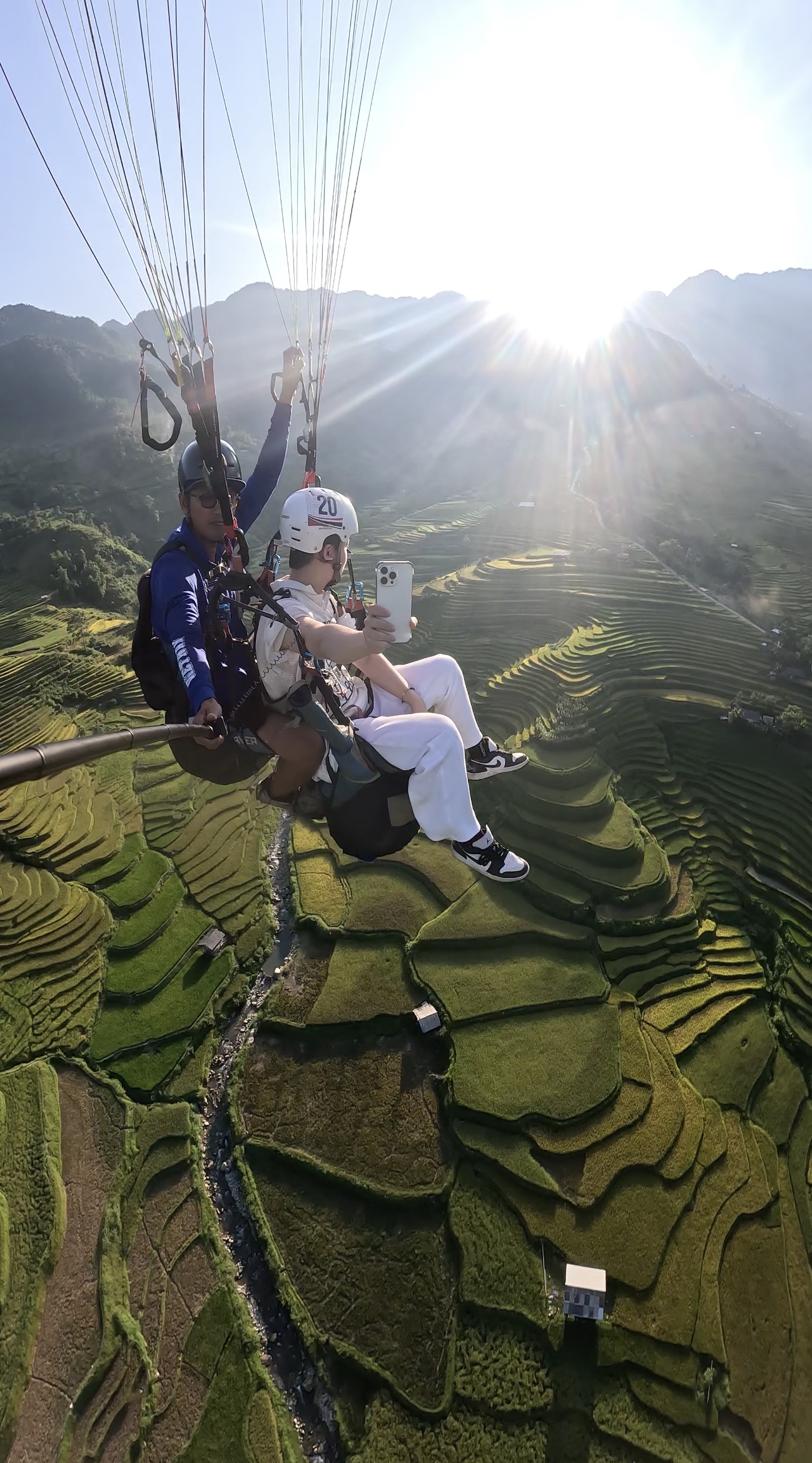 Mùa lúa xanh nhìn từ vòm dù trên thung lũng Lìm Mông — màu xanh phủ kín 100% diện tích ruộng, điều mà mùa vàng không bao giờ có được.