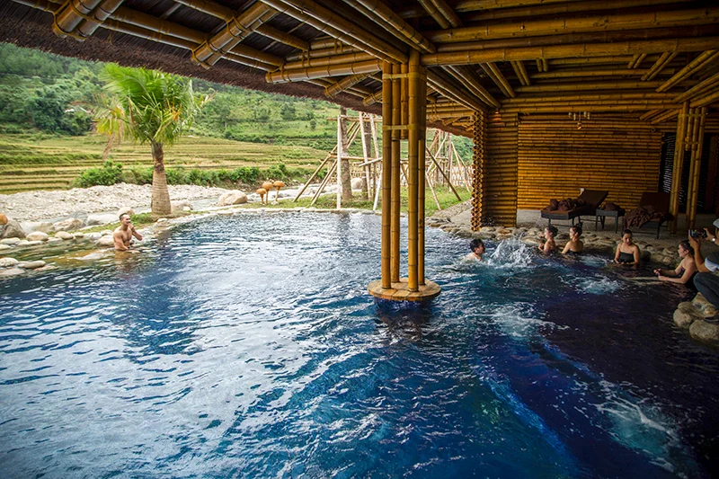 Onsen Tú Lệ — nguồn khoáng nóng thiên nhiên ngay cạnh khu dù lượn.