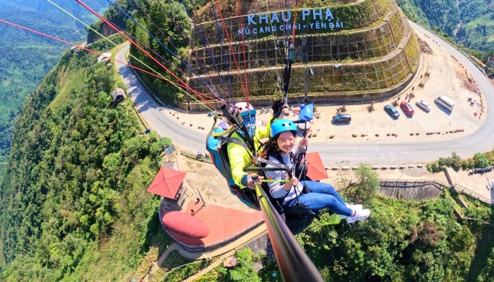 Điểm cất cánh ở độ cao 1.200m trên đỉnh đèo Khau Phạ — điểm bay dù lượn duy nhất của tỉnh Yên Bái.