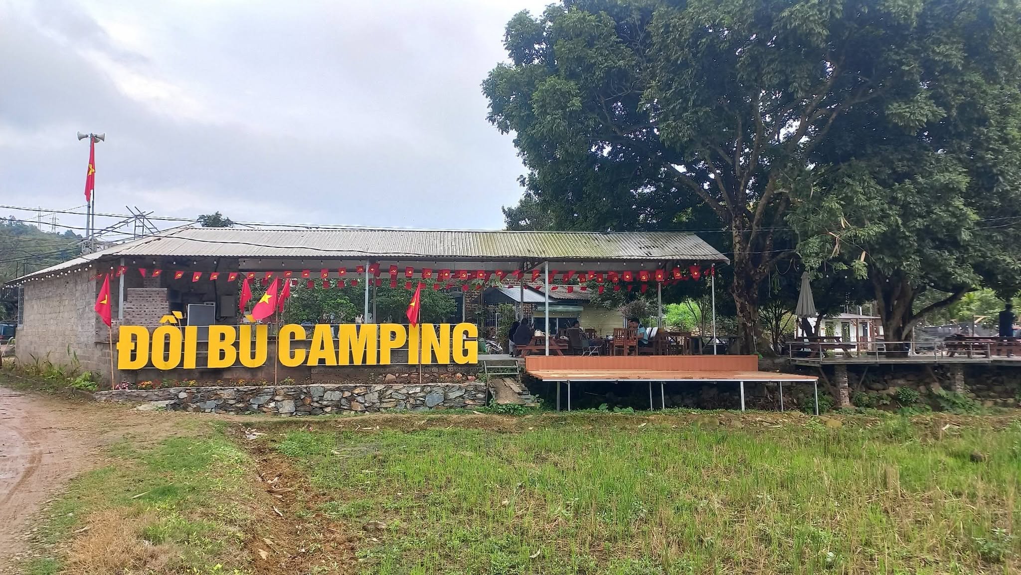 Khu dịch vụ và cafe dù lượn dưới chân núi Đồi Bù, ngay cạnh bãi hạ cánh.