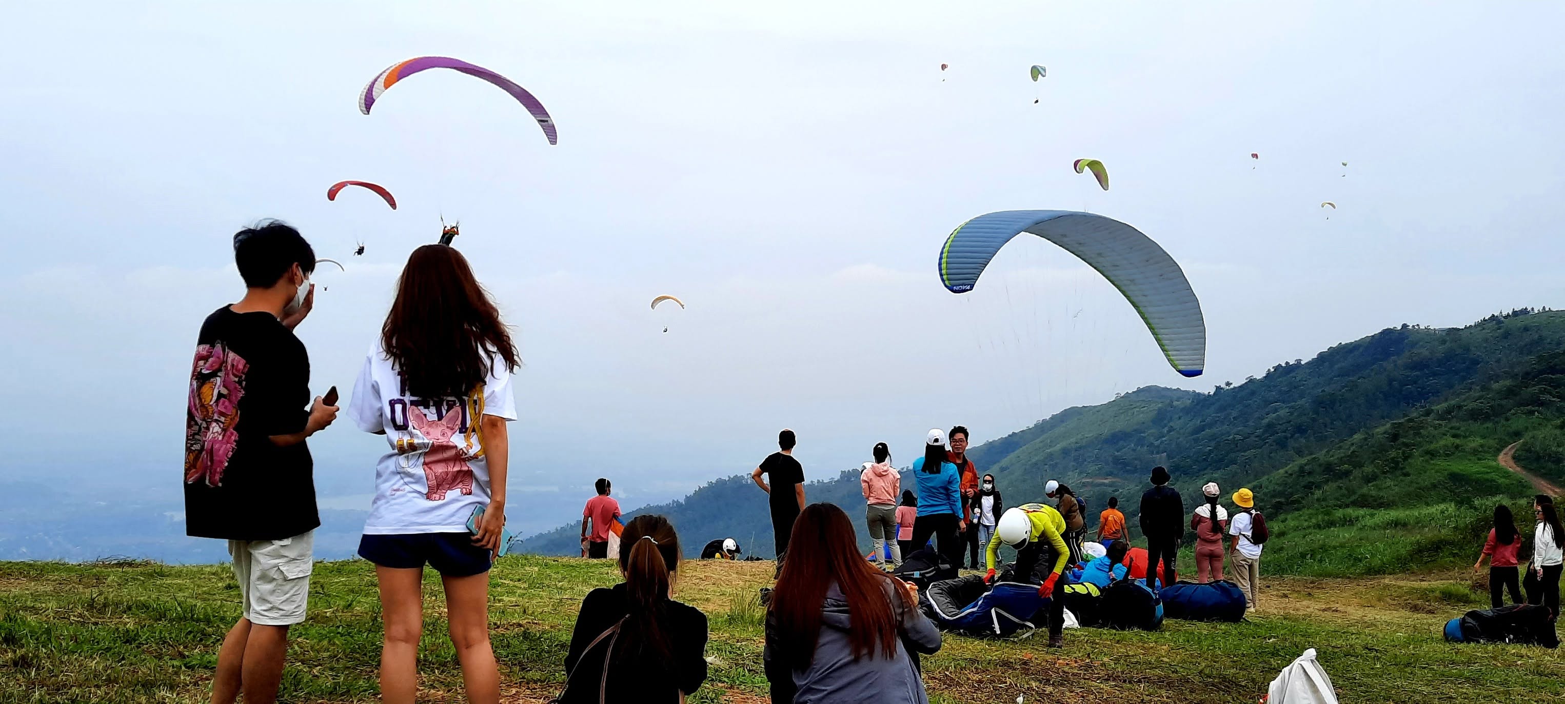 Điểm cất cánh dù lượn Đồi Bù ở độ cao 650m, phía trên đỉnh núi.
