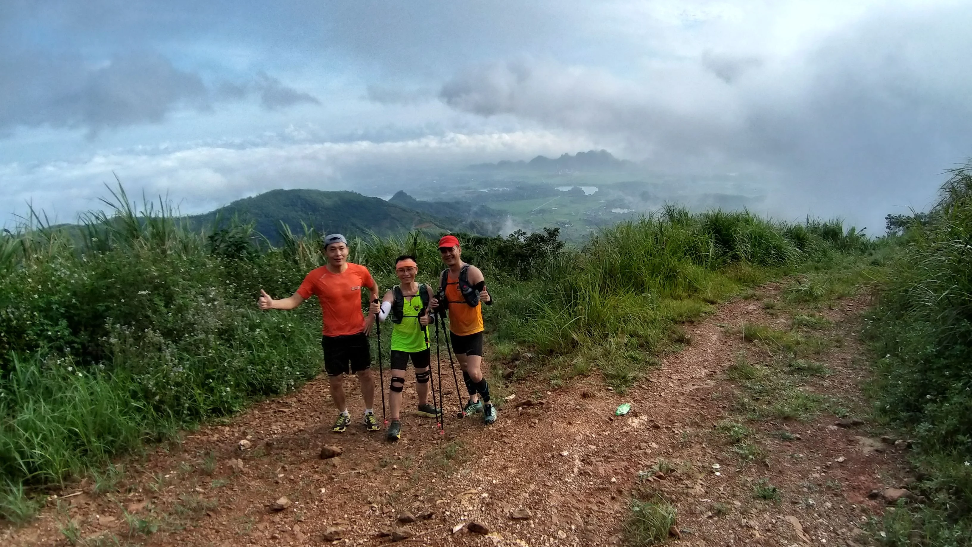 Đi trek Đồi Bù cũng là một hoạt động được nhiều người ưa thích