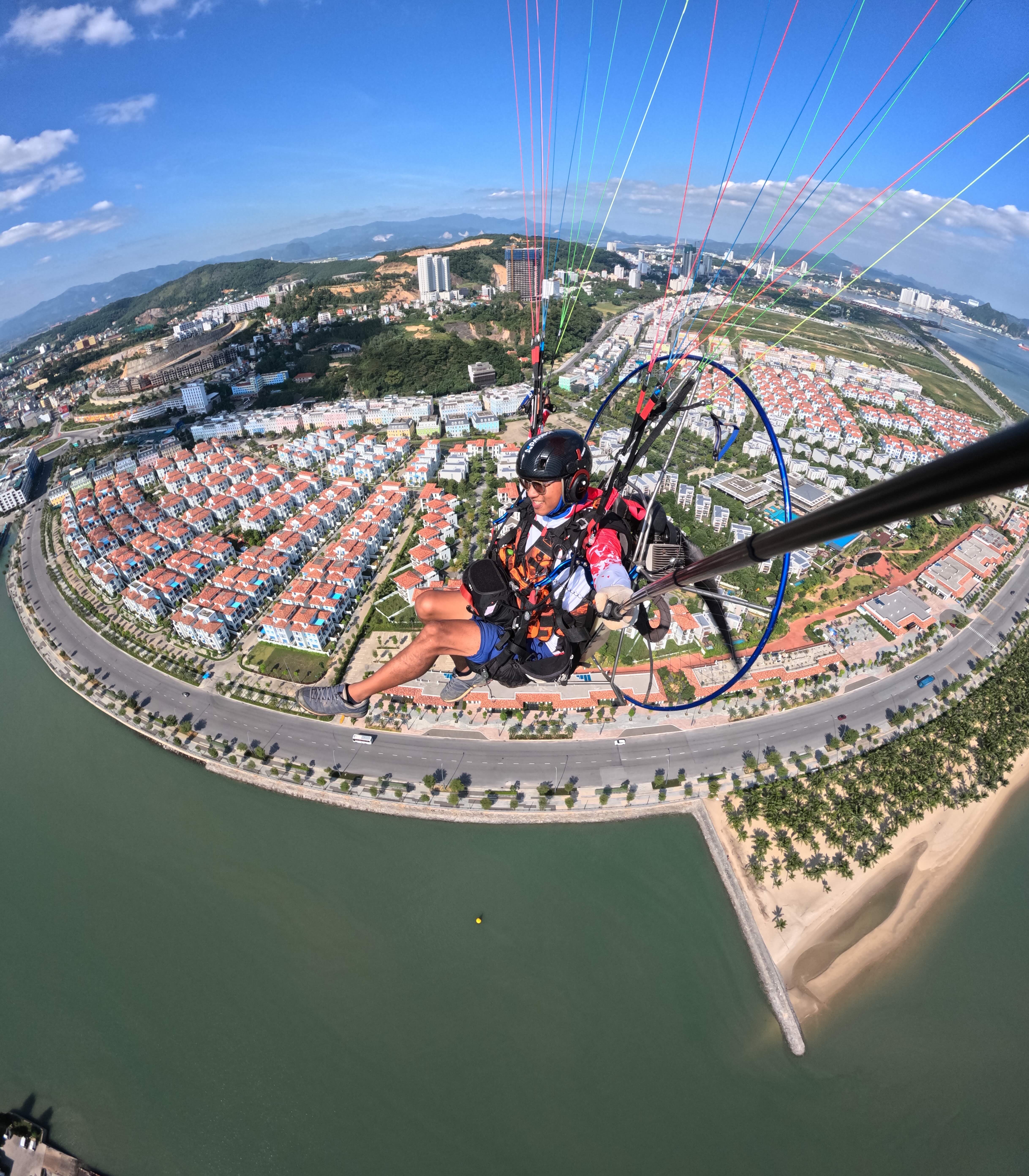 Kỹ năng bay dù paramotor của anh được đánh giá rất cao!