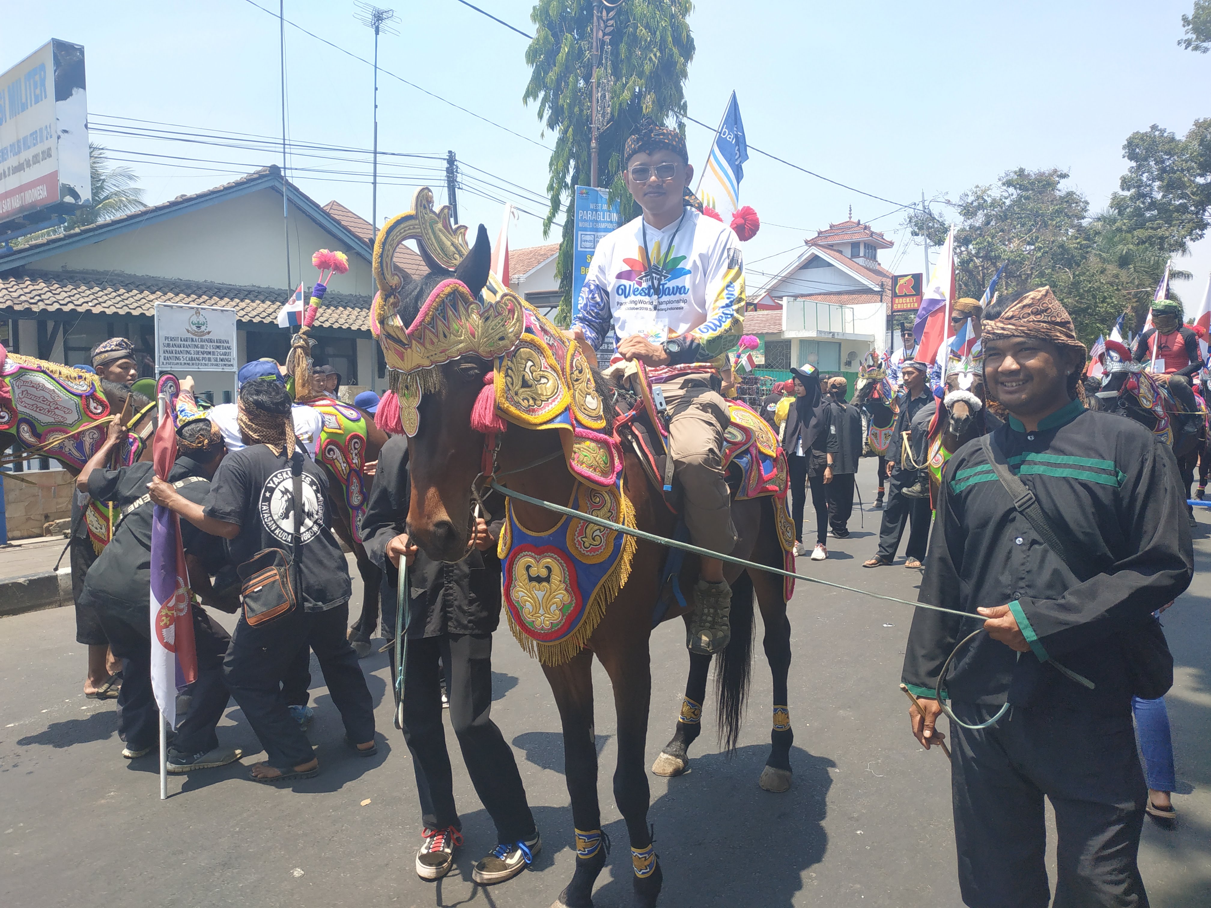 Anh Mỹ trong một giải thi đấu dù lượn tại Indonesia