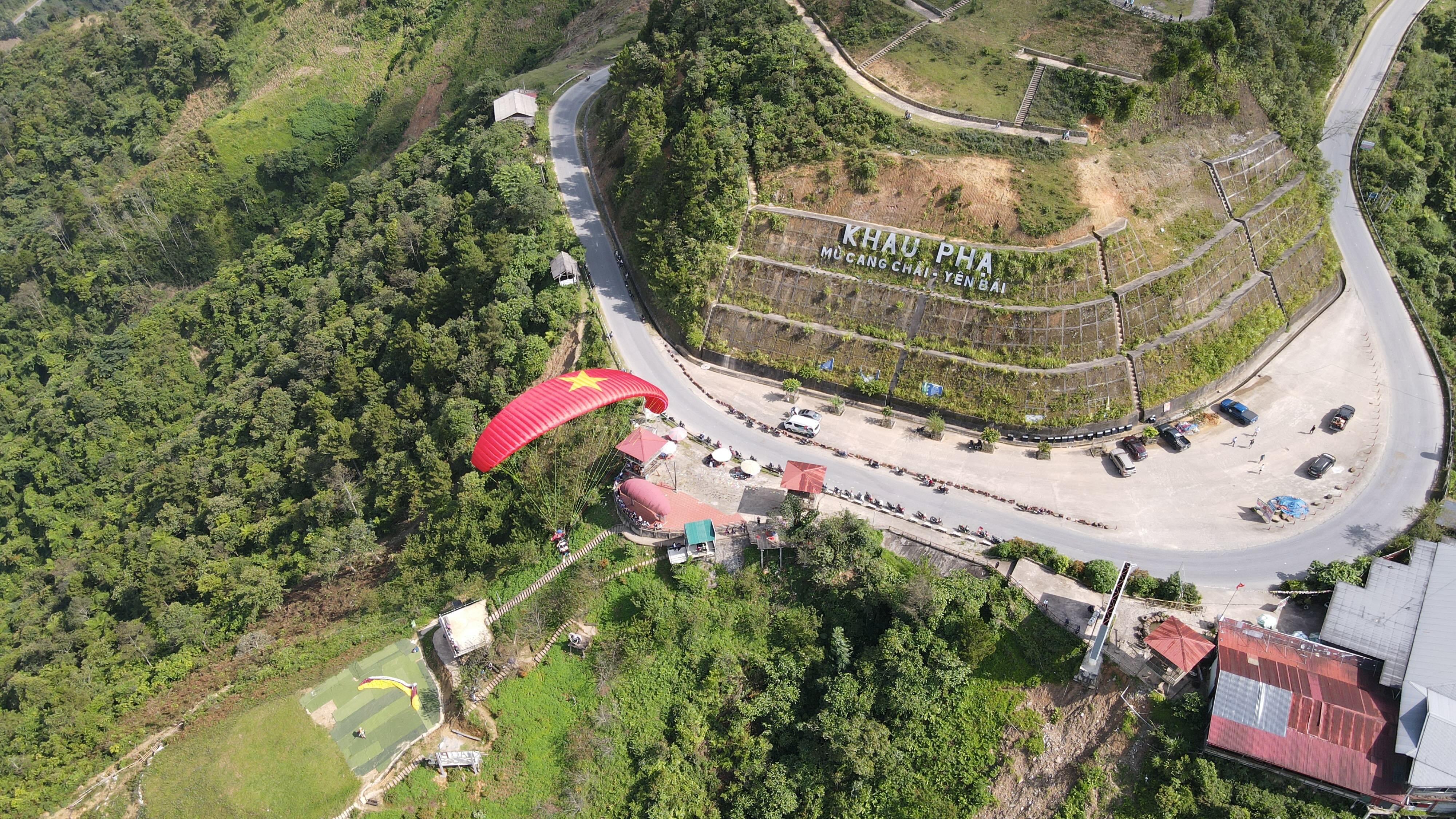 The paragliding launch site at the top of Khau Pha Pass, 1,268 m up.