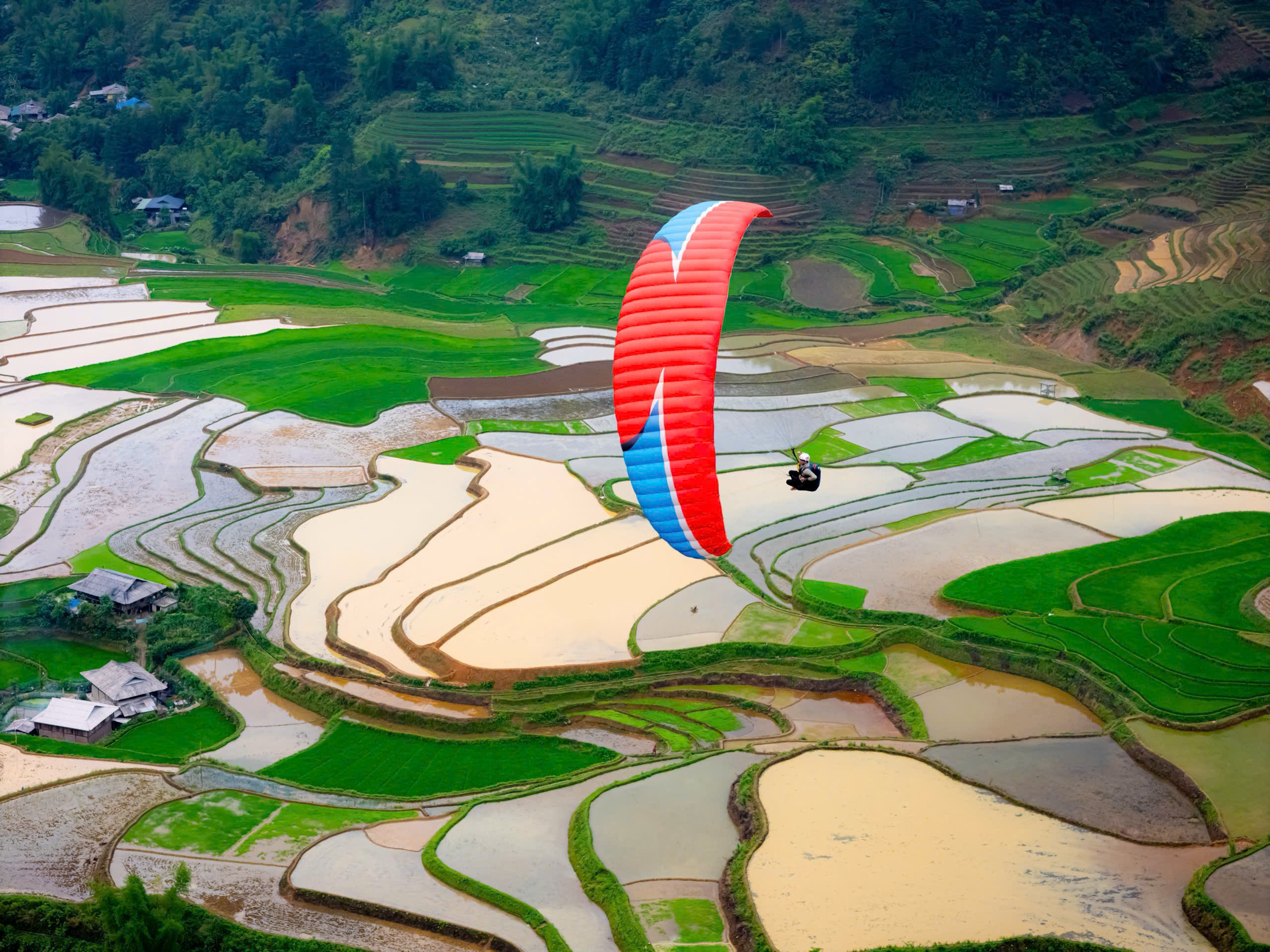 Cánh dù lướt qua những "mặt gương" vào mùa nước đổ