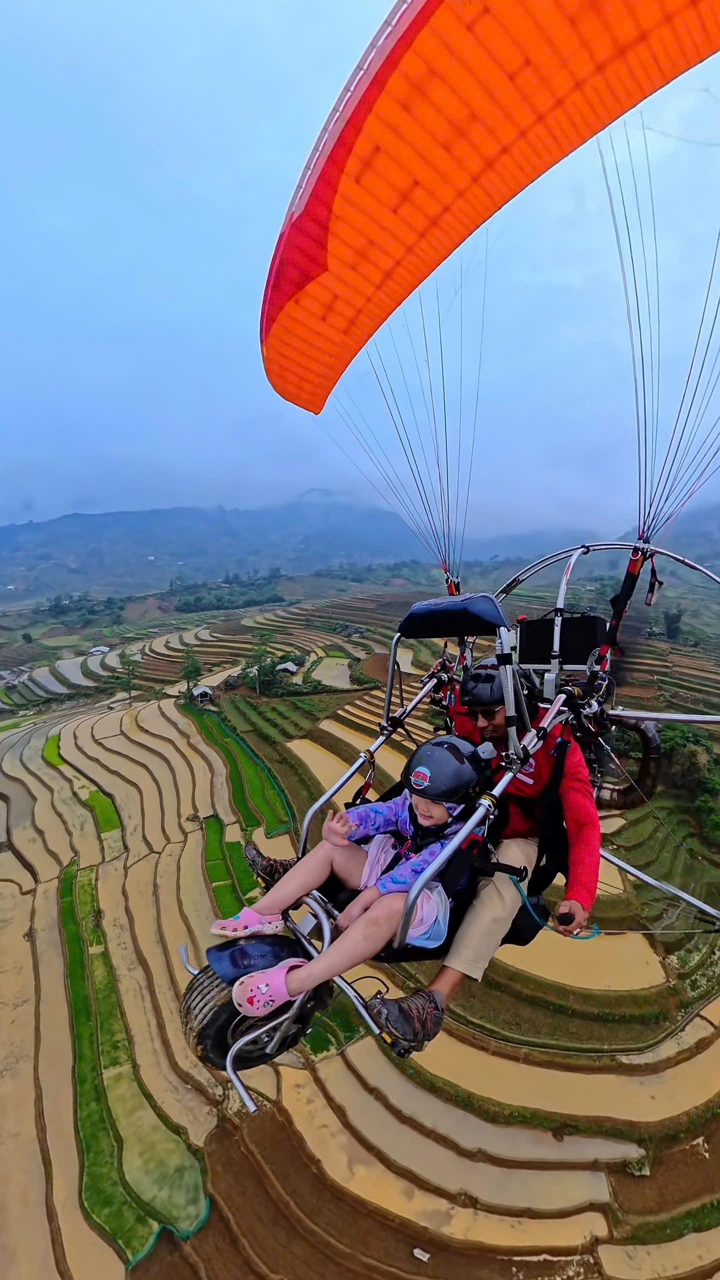 Ngắm ruộng bậc thang đầy nước bằng Paramotor mang lại cảm giác như được sờ tận tay