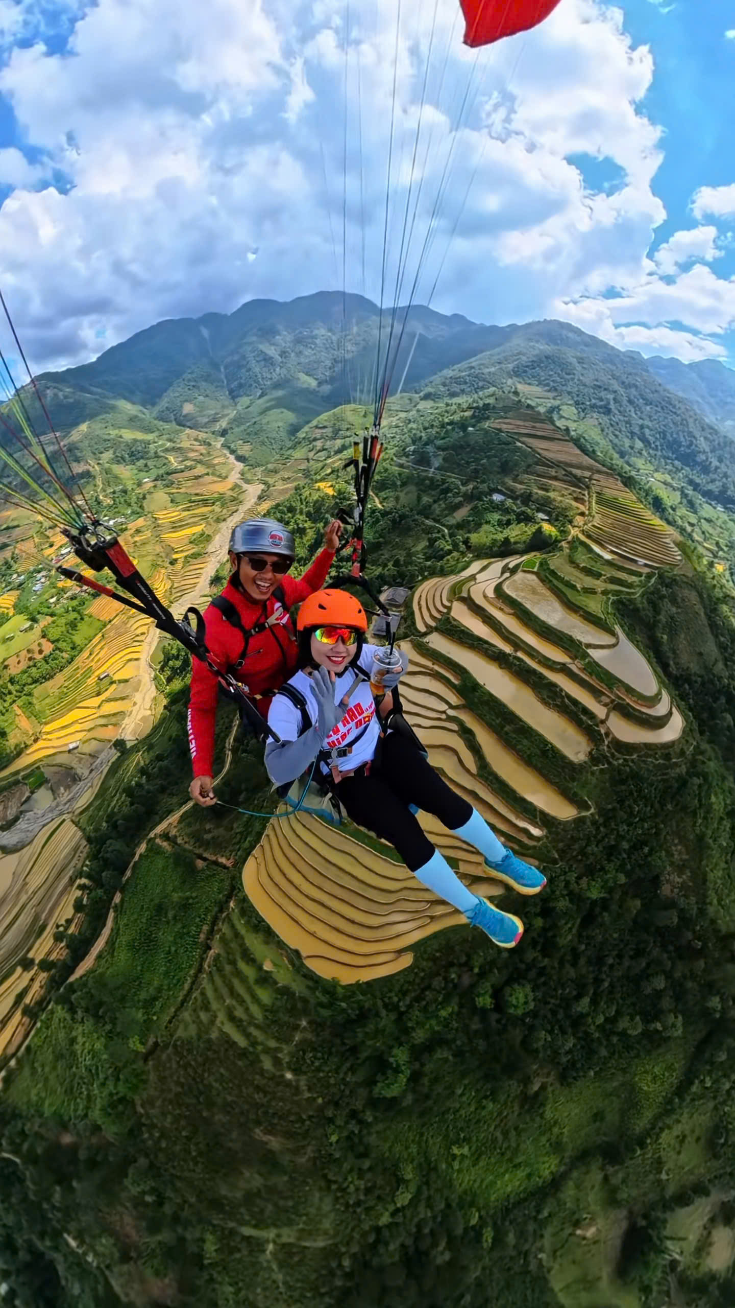 View mùa nước đổ từ dù lượn trên cao
