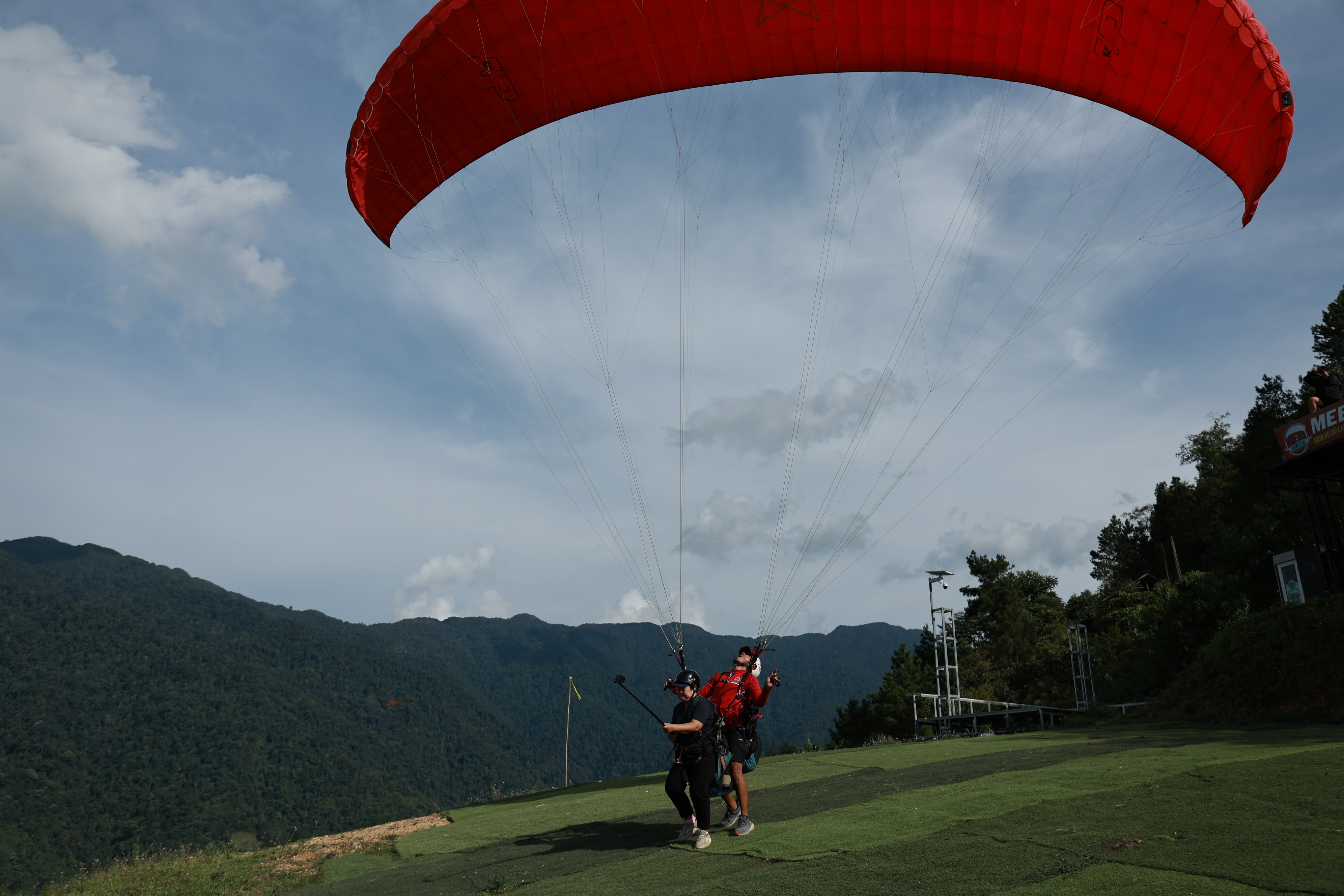The wing must be fully open and pressurised before the feet leave the ground.