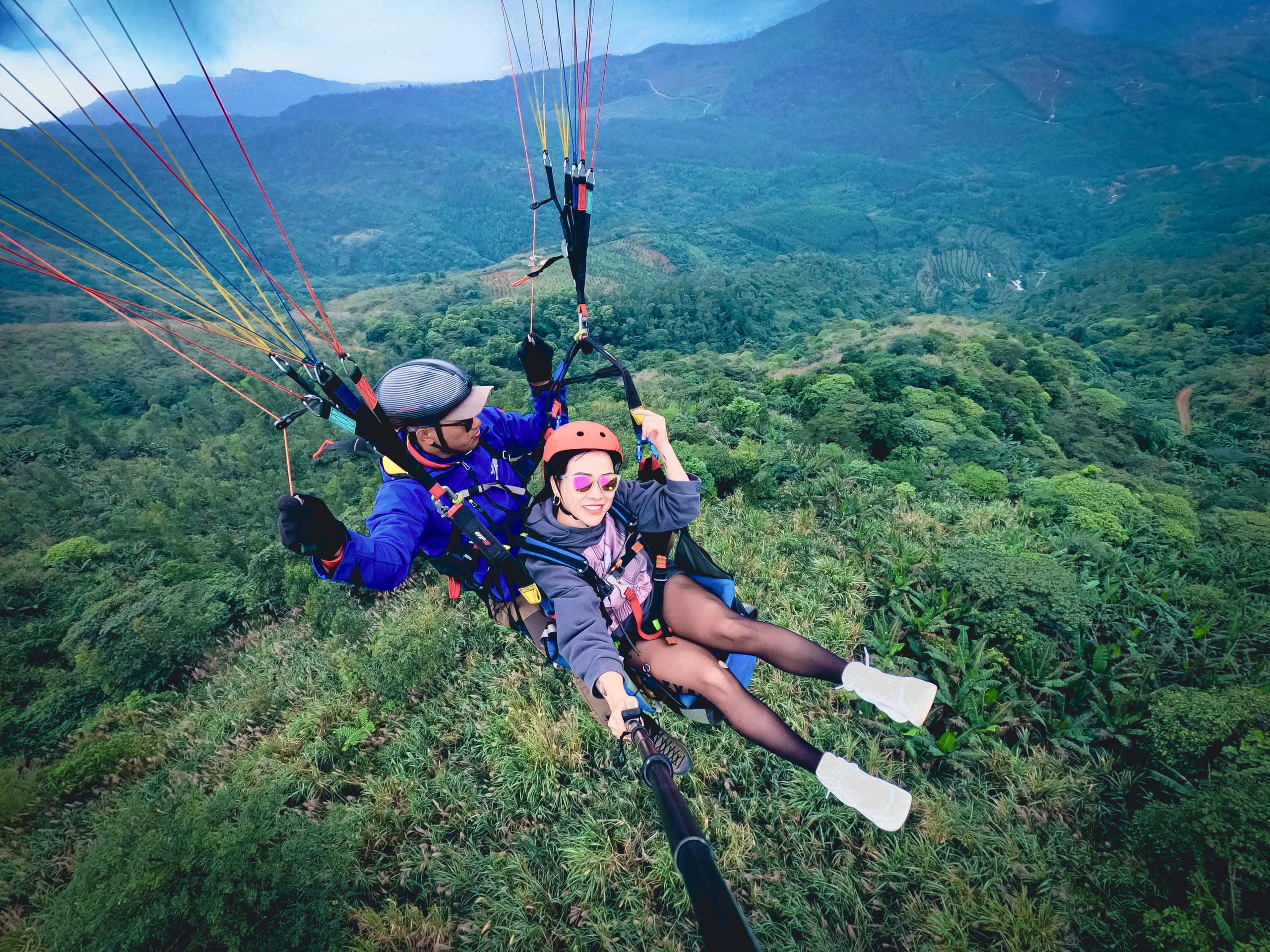 Dù lượn lái được, phi công sẽ luôn phải cầm 2 dây trên tay để đảm bảo kiểm soát cánh dù