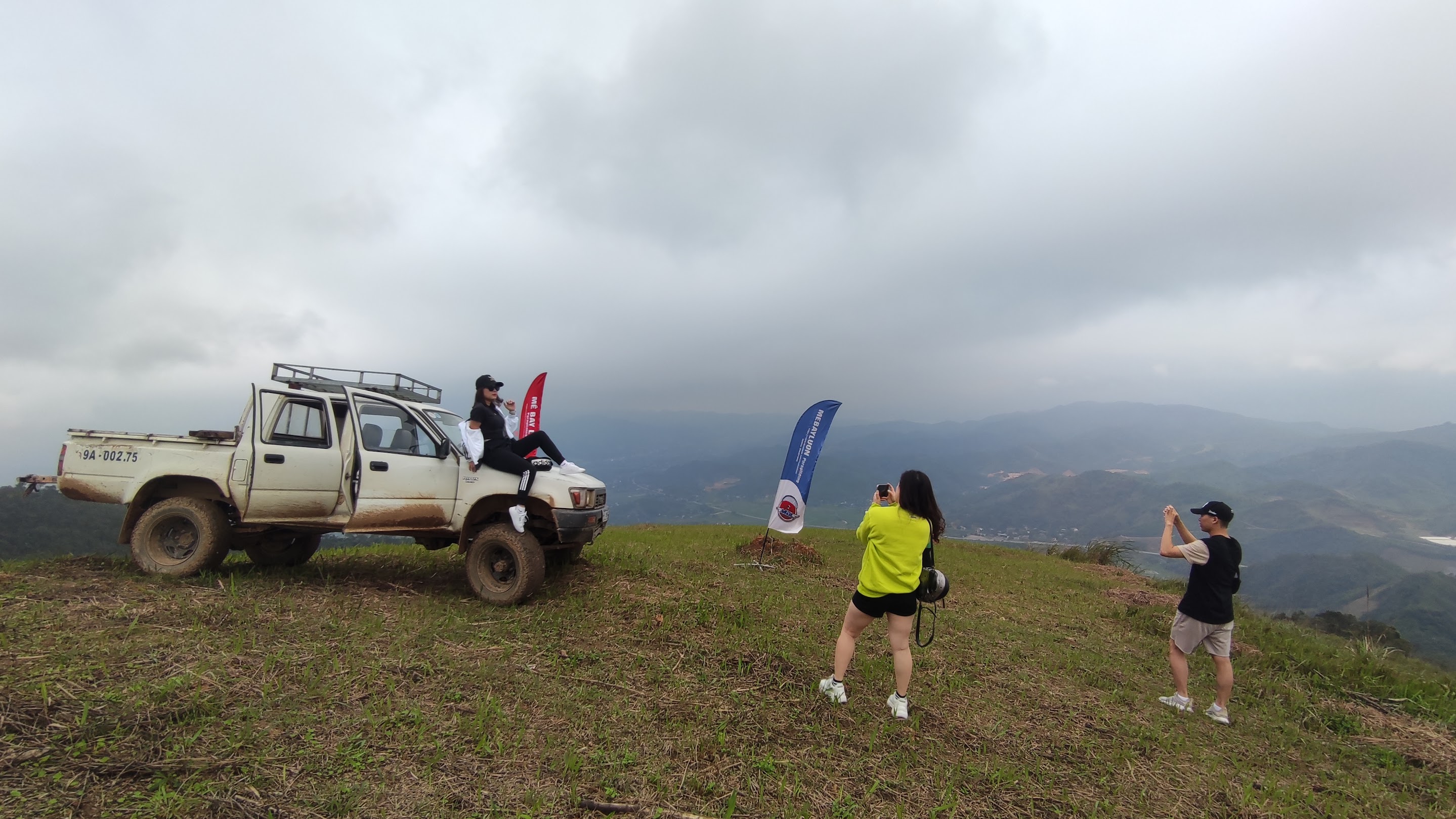 Lên núi bằng xe Off-road khiến nhiều khách rất phấn khích và chụp ảnh checkin