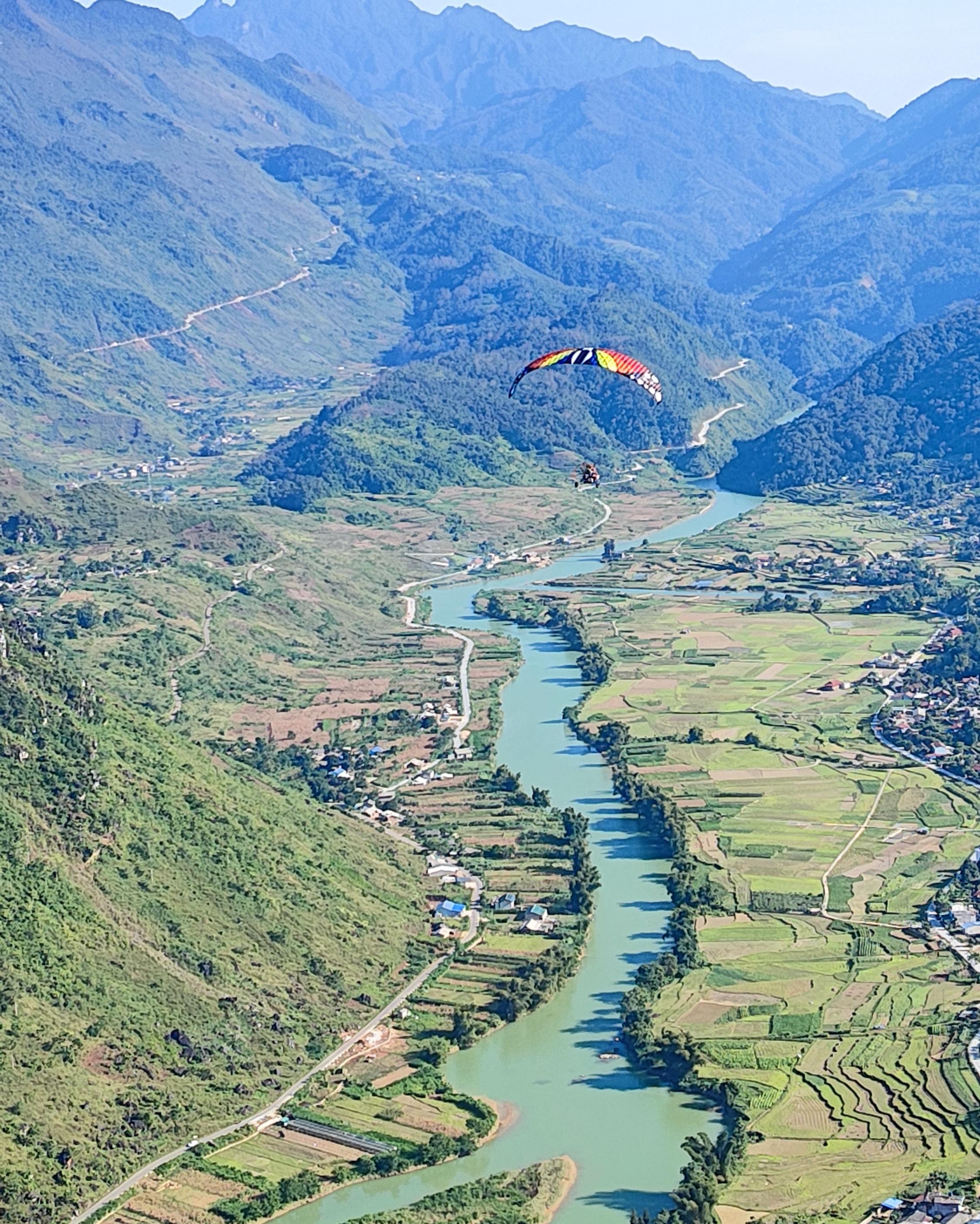 Bay trên cao nguyên đá