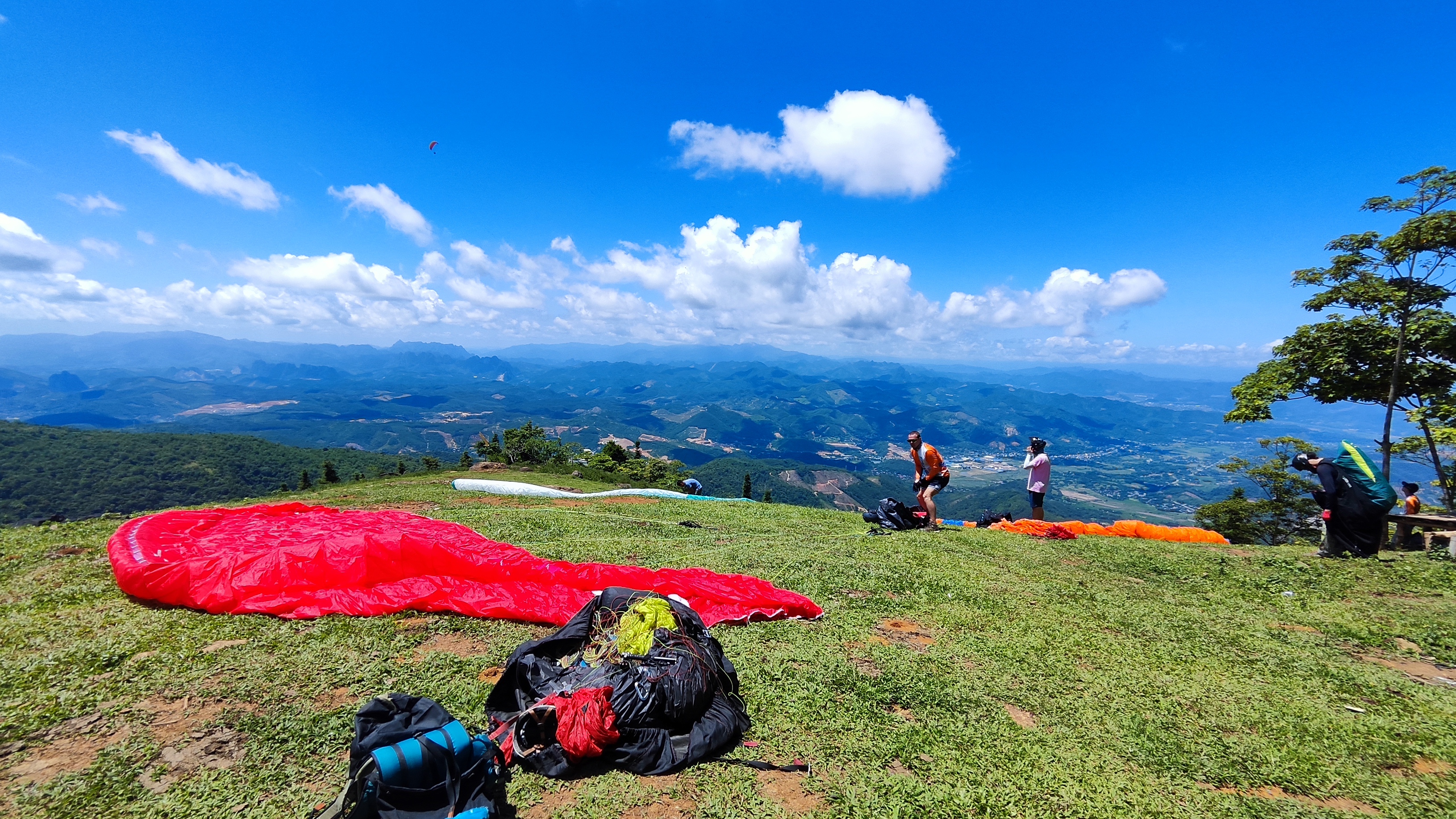View từ đỉnh Viên Nam 850m - điểm bay dù lượn cao nhất Hà Nội