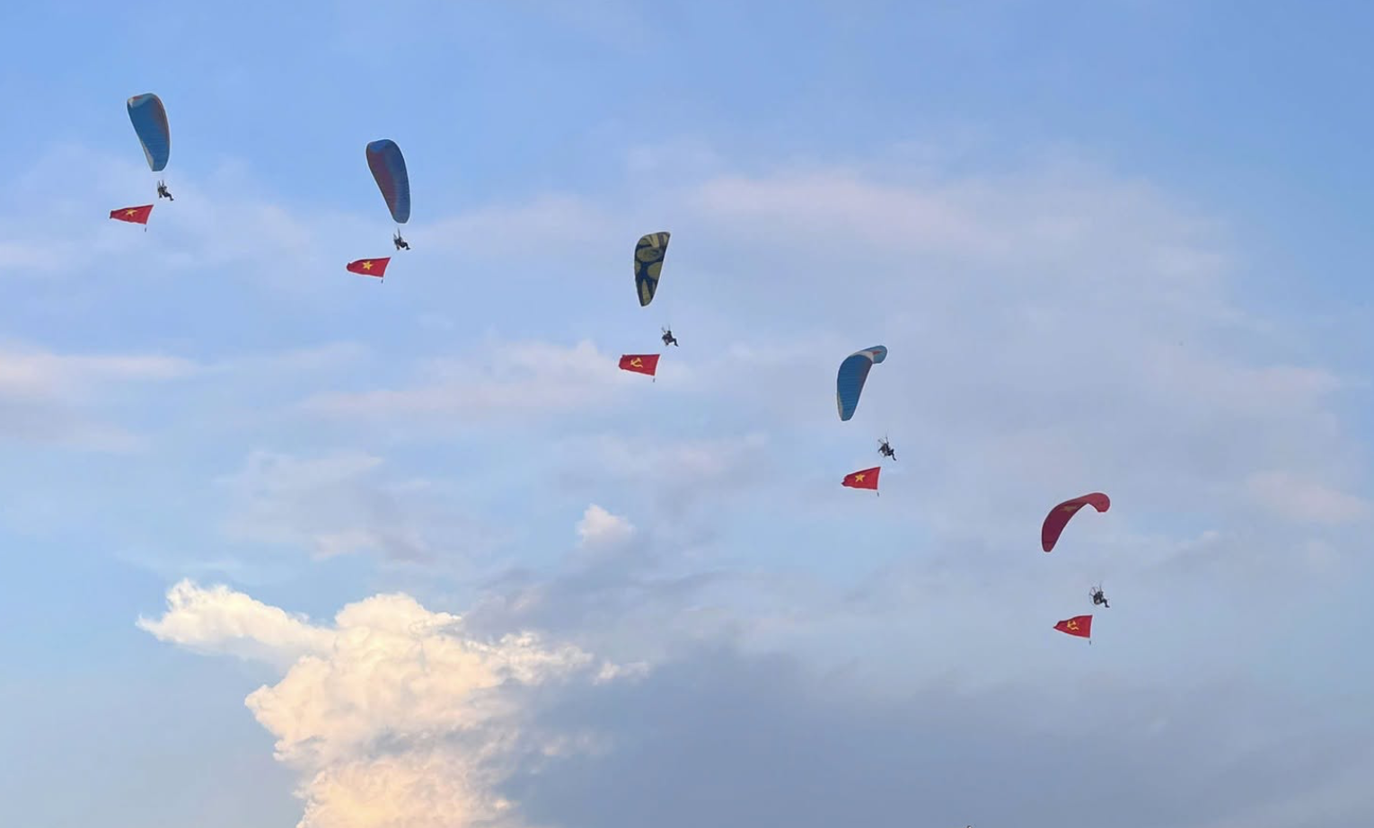 A national flag flying display is essential for celebrating the September 2nd National Day.