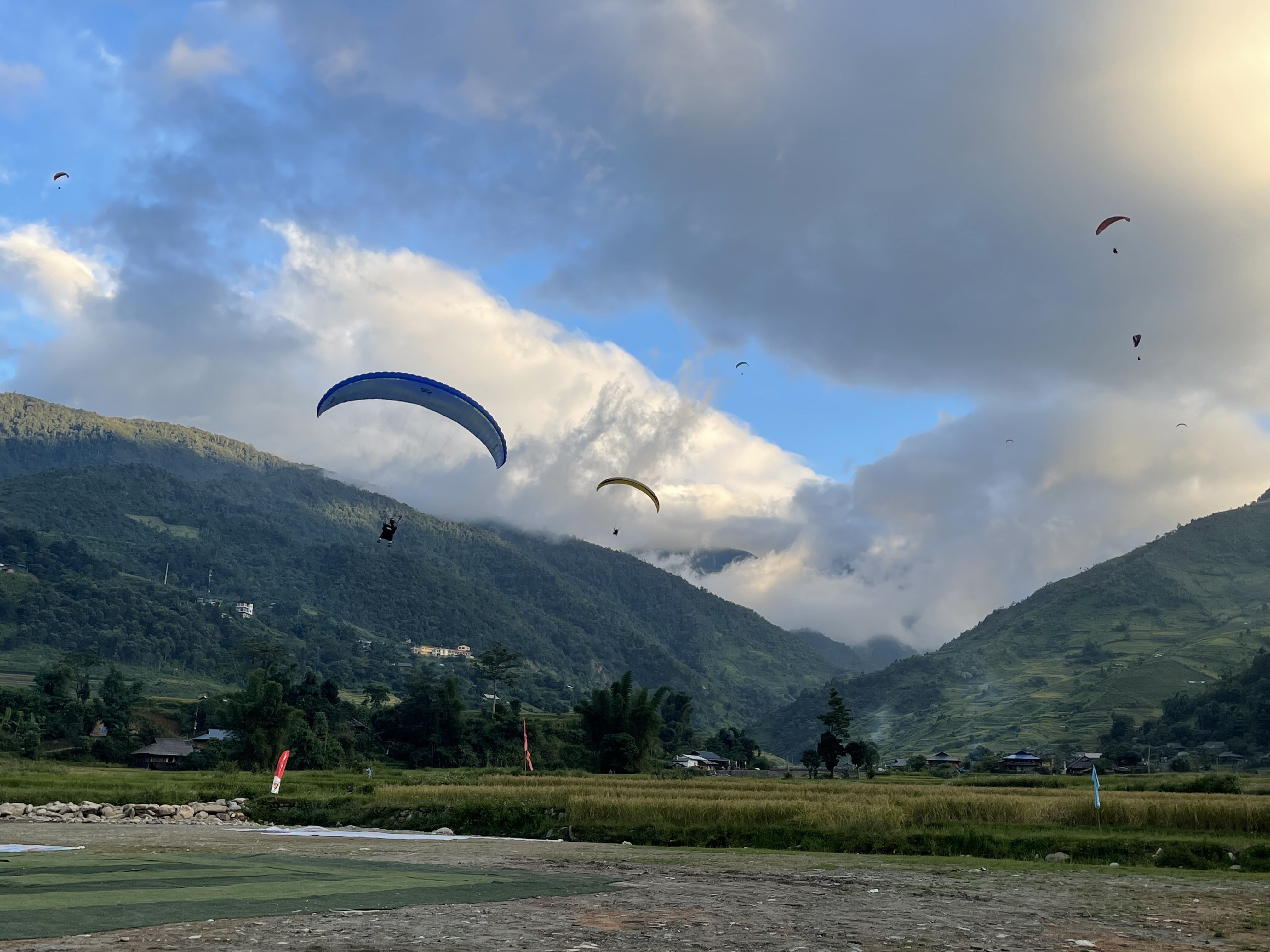 Almost 100 pilots took part, keeping dozens of gliders in the air throughout the event.