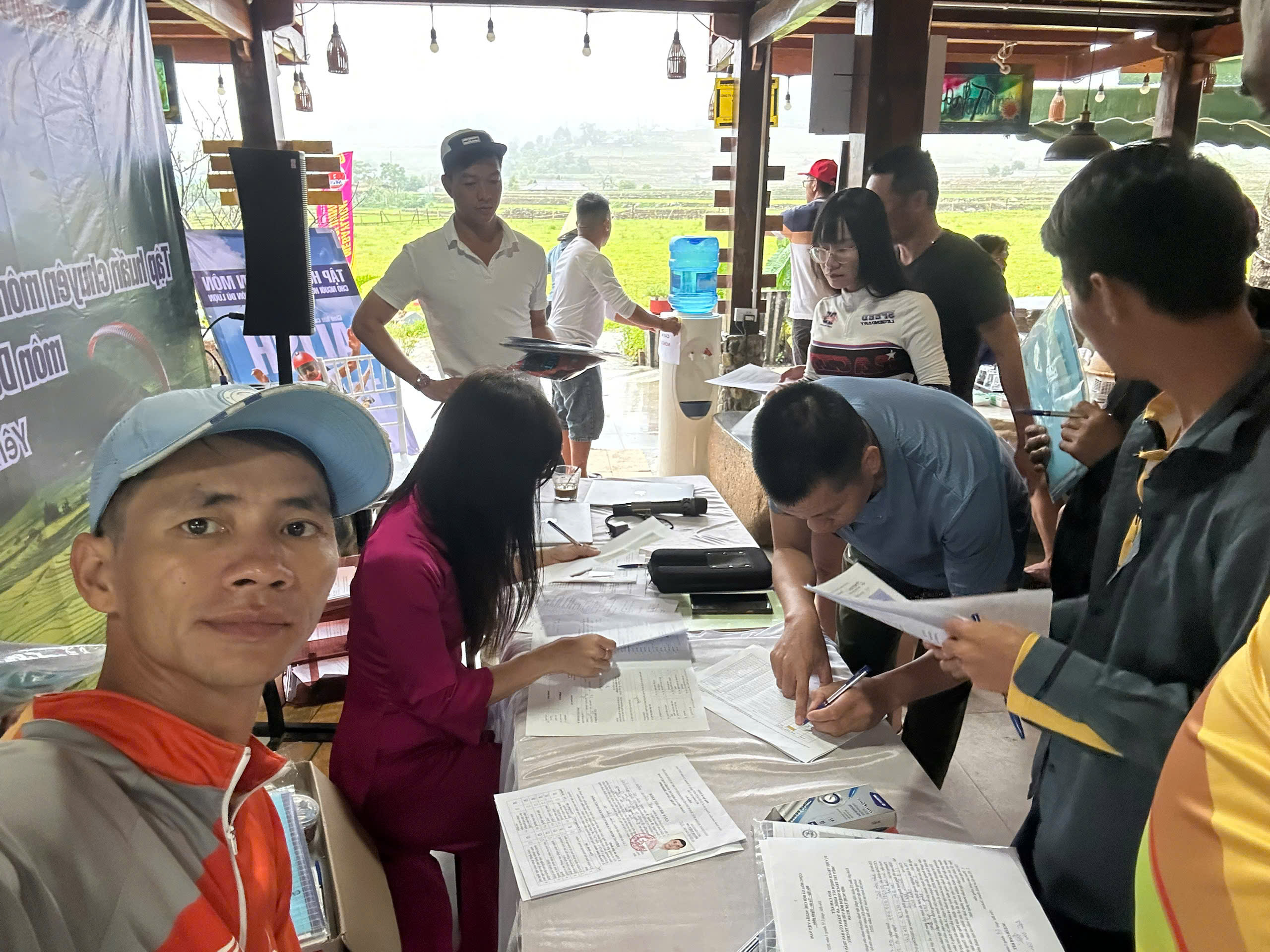 Các học viên làm thủ tục check-in