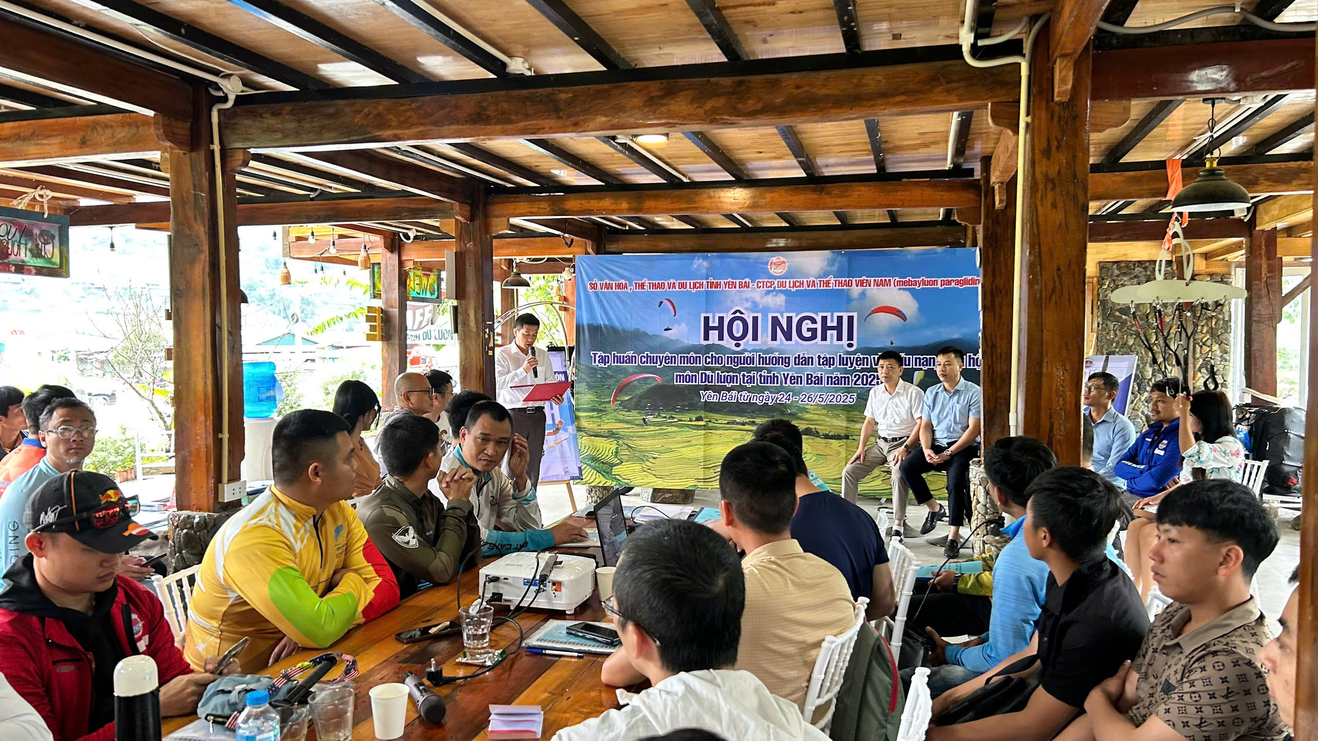 Khai mạc Hội nghị tập huấn tại bãi hạ cánh dù lượn Khau Phạ, sáng 24/5/2025.