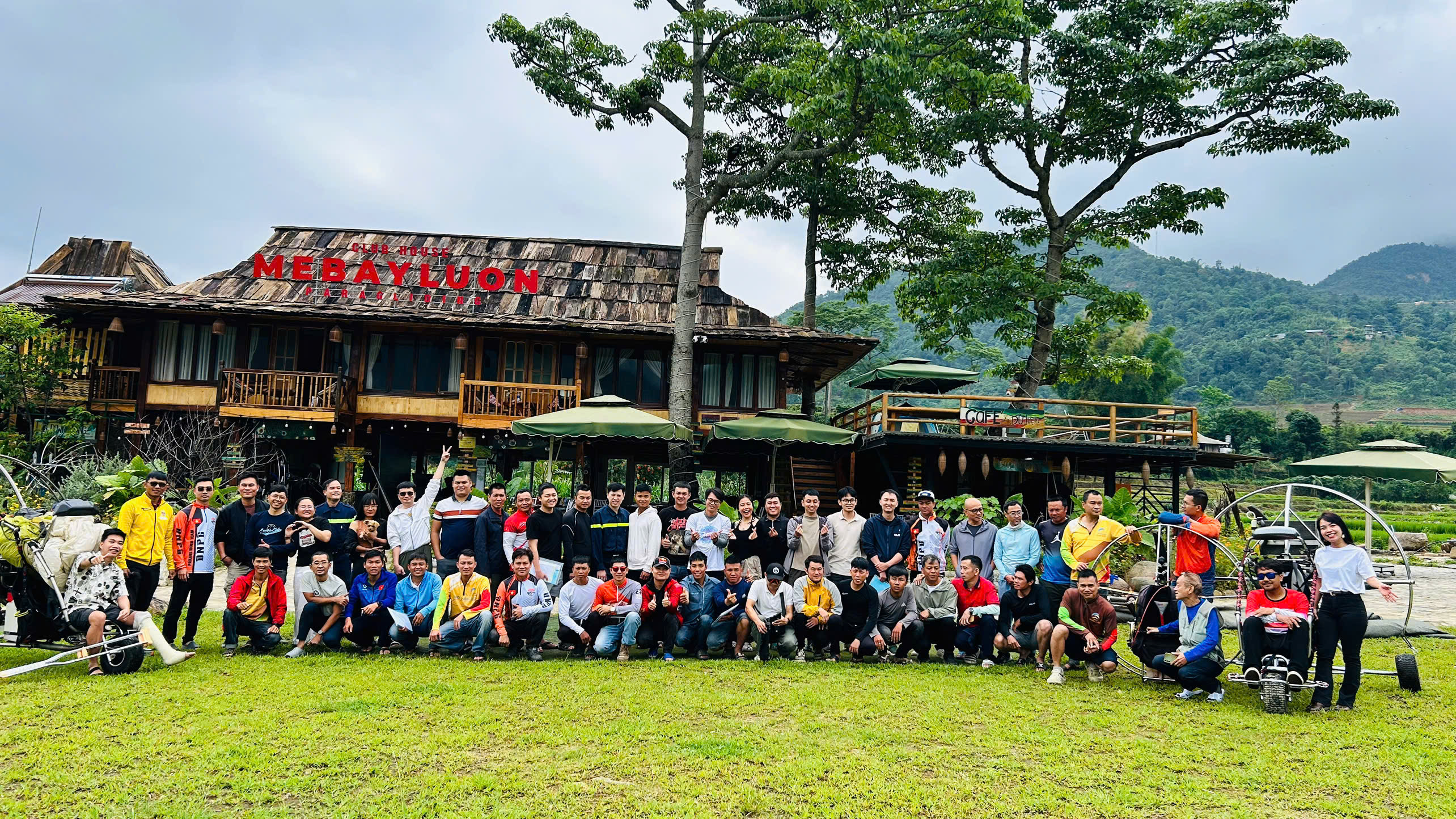 Địa điểm học là bãi hạ cánh dù lượn - Mebayluon Clubhouse