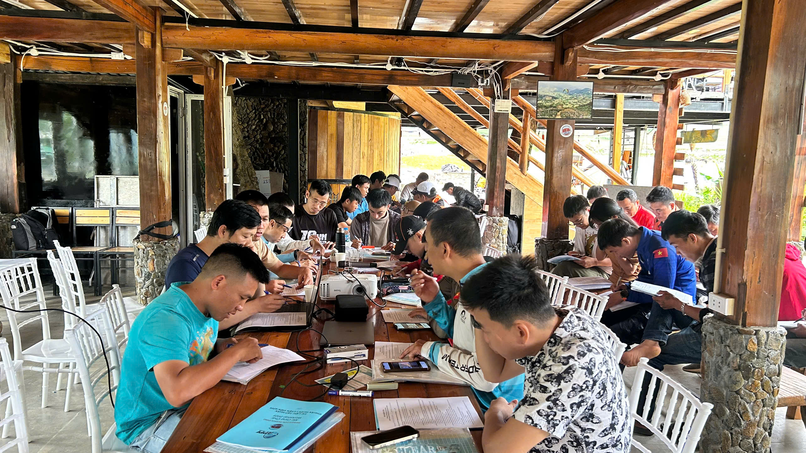Các học viên làm bài thu hoạch sau 3 ngày học.