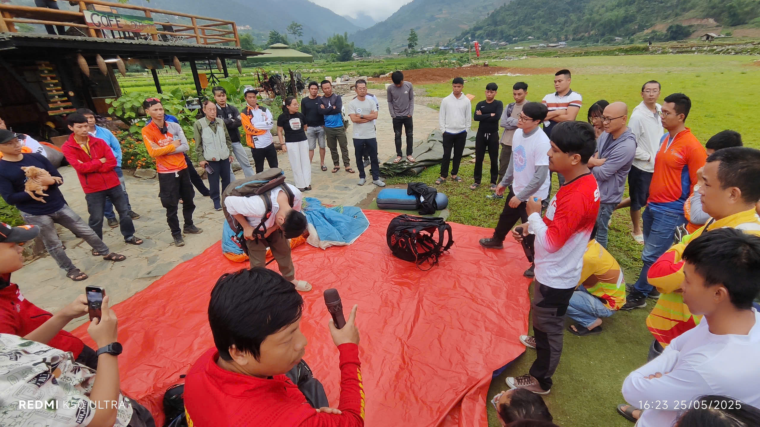 Một tiết thực hành ngoài trời tại bãi hạ cánh Khau Phạ.