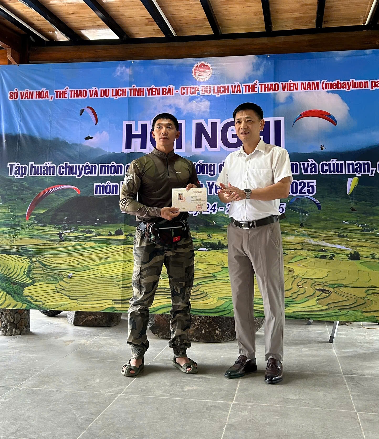 Học viên nhận giấy chứng nhận sau khoá học.