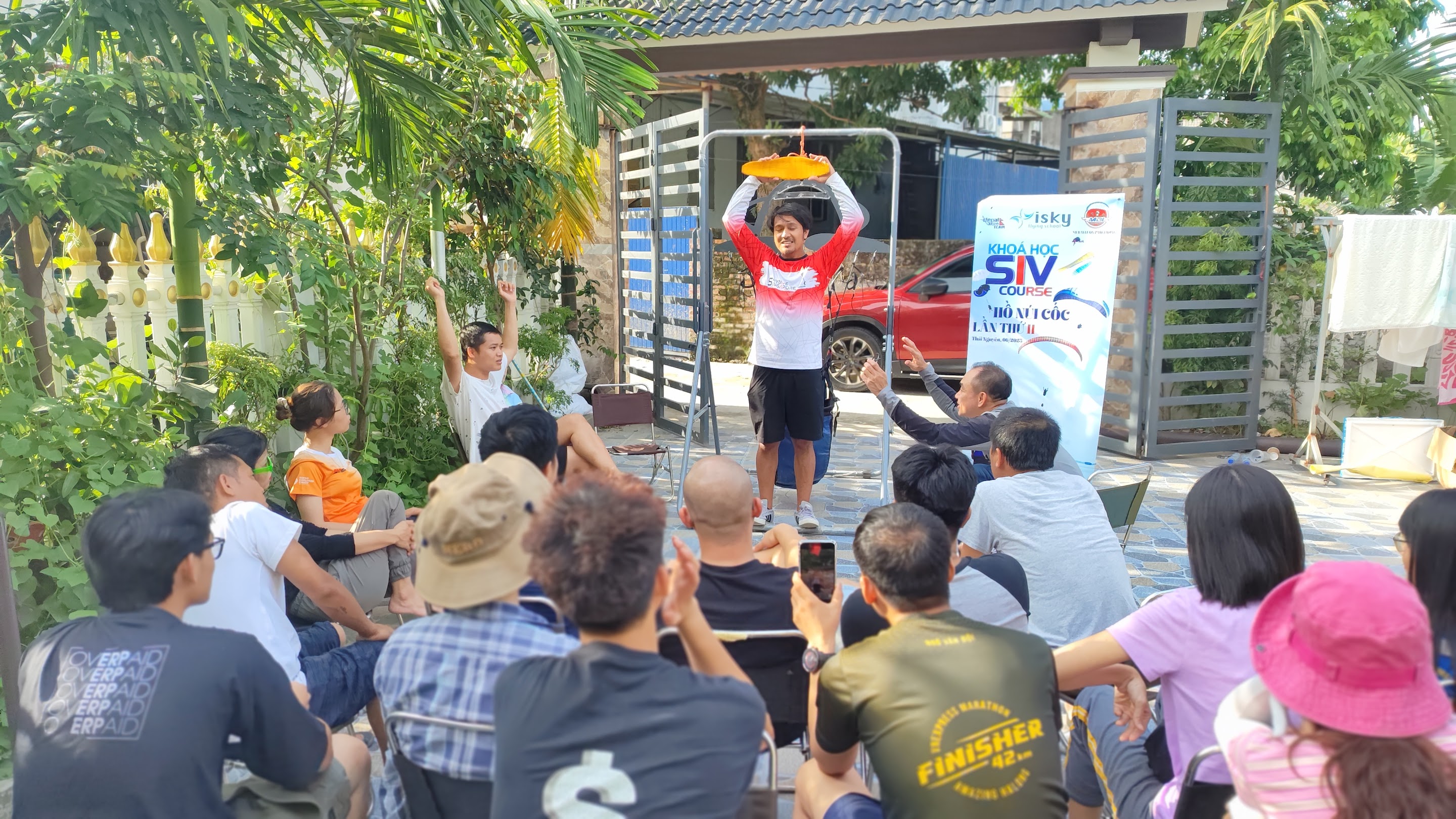 HLV Alish Thapa giảng phần nhận diện tình huống nguy hiểm trong lớp lý thuyết SIV.