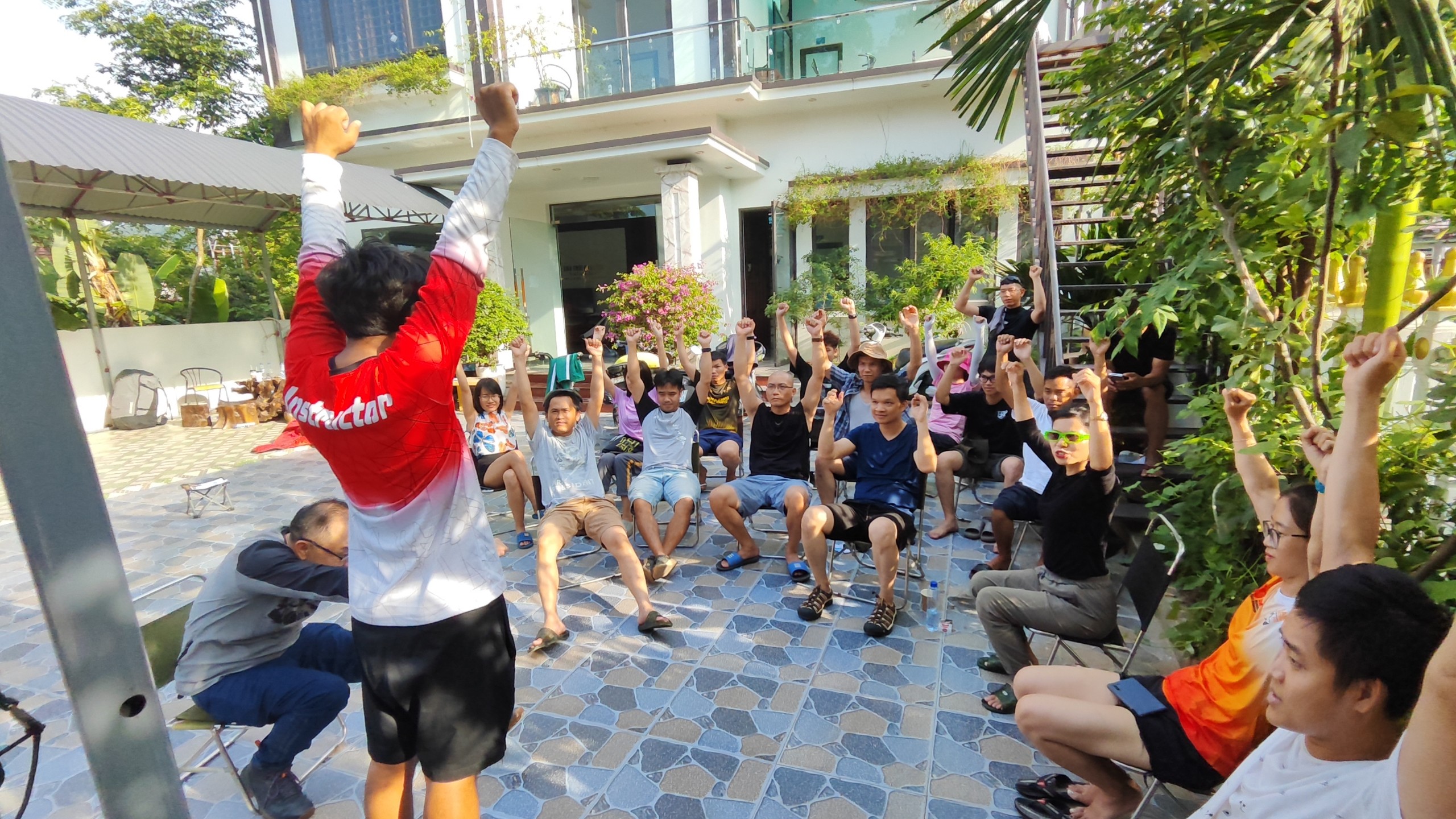 Cả lớp cùng làm động tác.