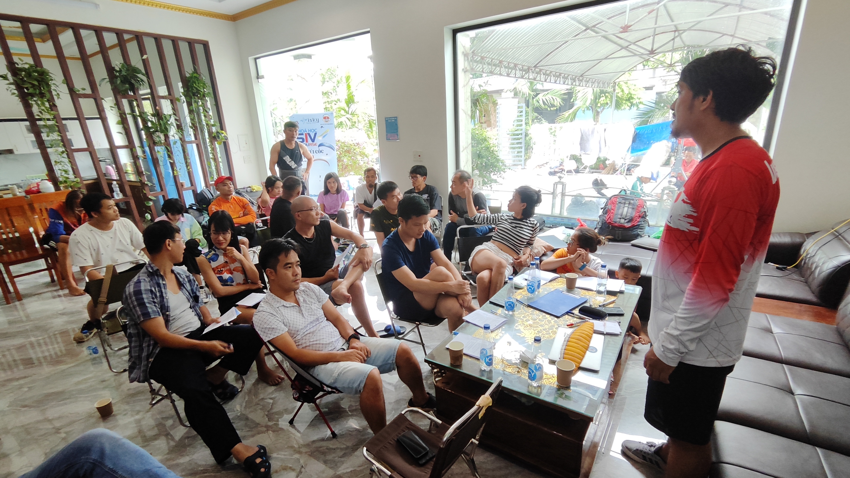 Học viên tập trung trong giờ học lý thuyết.