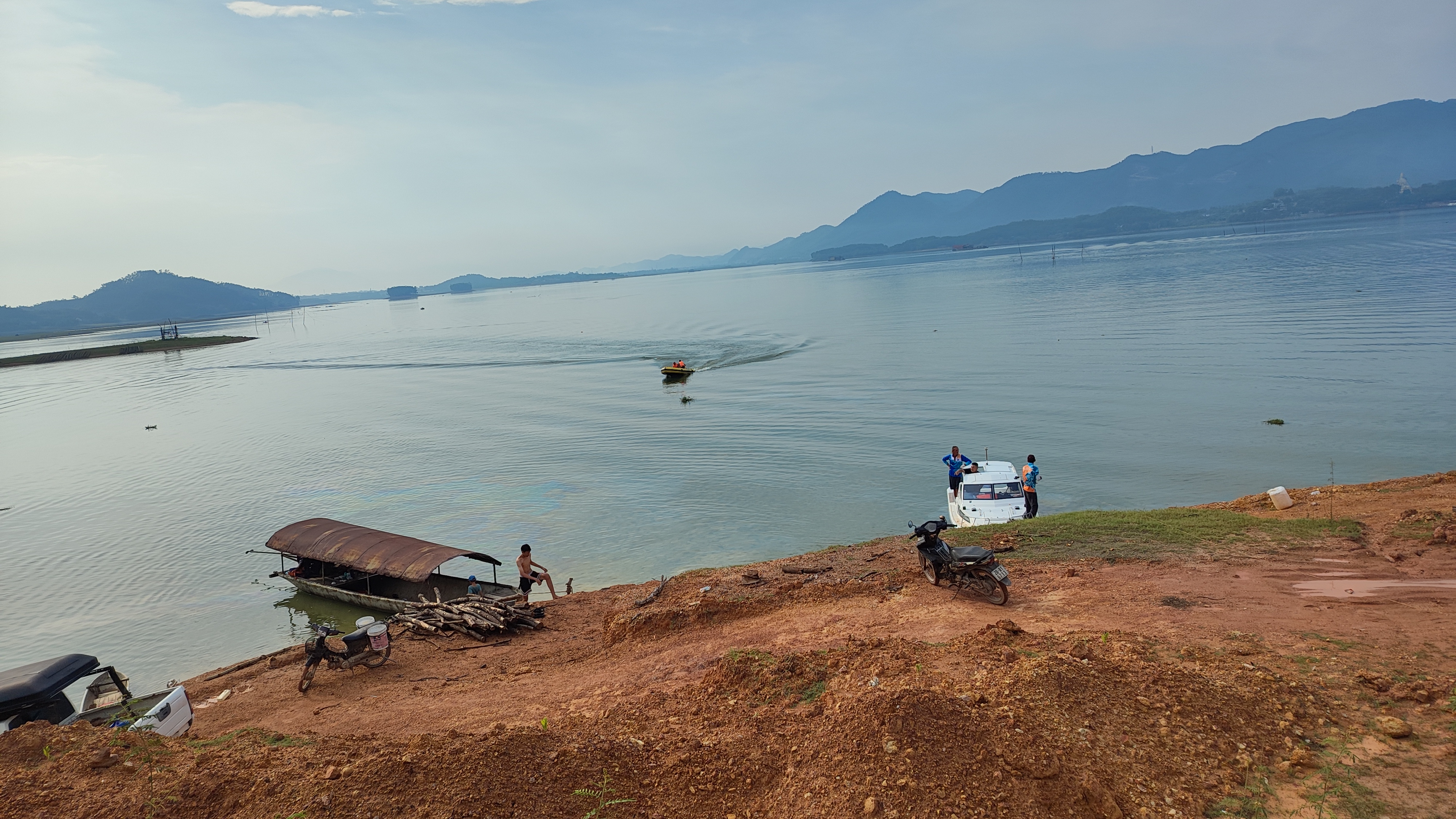 Mặt hồ Núi Cốc — nơi diễn ra khoá SIV, với cano cao tốc và xuồng cứu hộ đã sẵn sàng.
