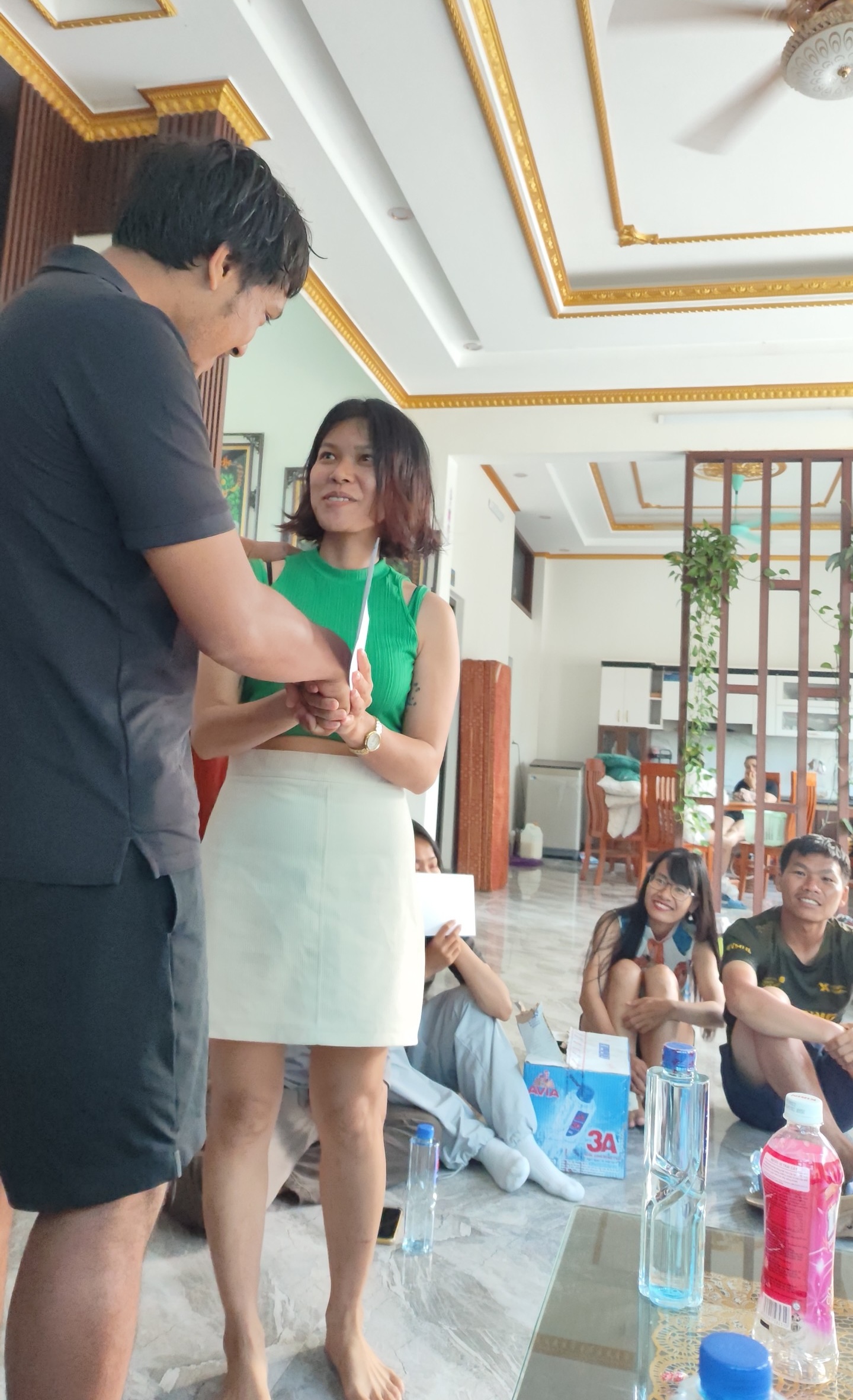 Học viên xúc động khi nhận chứng chỉ sau khoá học.