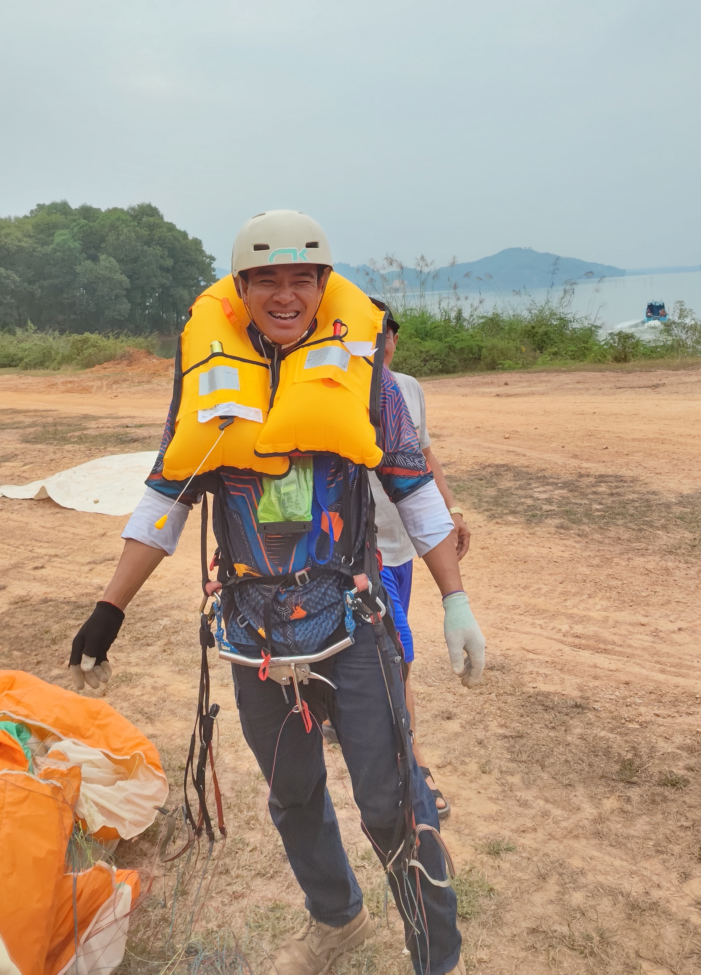 Áo phao là thiết bị bắt buộc khi tập SIV trên hồ.
