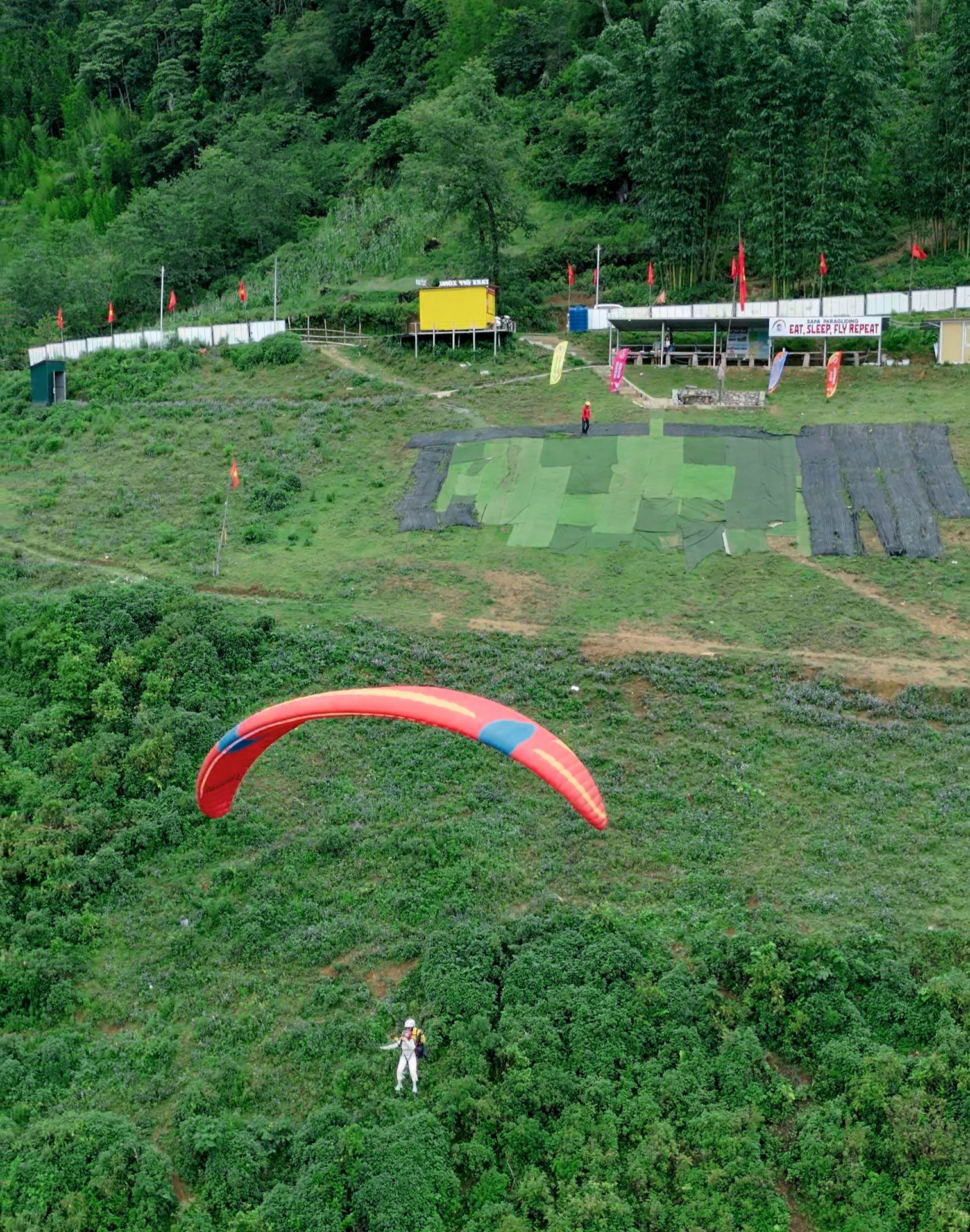 Passengers and pilots take off from Hang Da Village at an altitude of 1,500 meters.