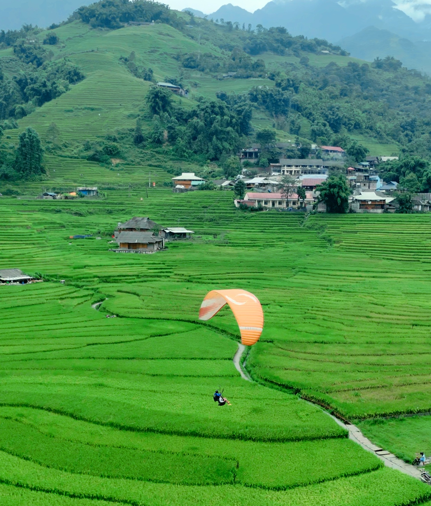 Landing among the rice fields of Lao Chai